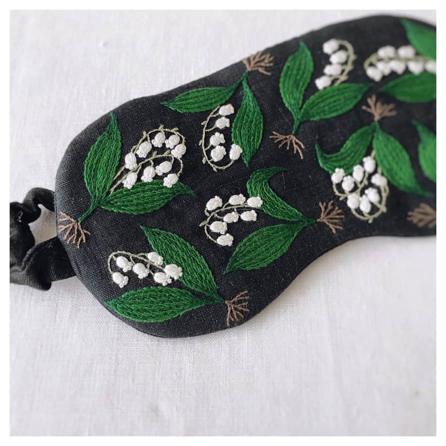 樋口愉美子さんのインスタグラム写真 - (樋口愉美子Instagram)「. 🌷Hello May🌷 Lily of the valley Sleep mask . 今日はスズランの日。 お昼寝用にスズランのアイマスクを再度作りました。よく眠れそう。 . #2色で楽しむ刺繍生活　より 図案を改良してみました。 . #zakkaembroidery book . #muguet #lilyofthevalley #happy #flowers #embroidery #handmade #stayhome #Sleepmask #mask #handmademask #nap #sleep #おうち時間 #刺繍 #手芸 #すずらん #スズラン #アイマスク」5月1日 11時07分 - yumikohiguchi