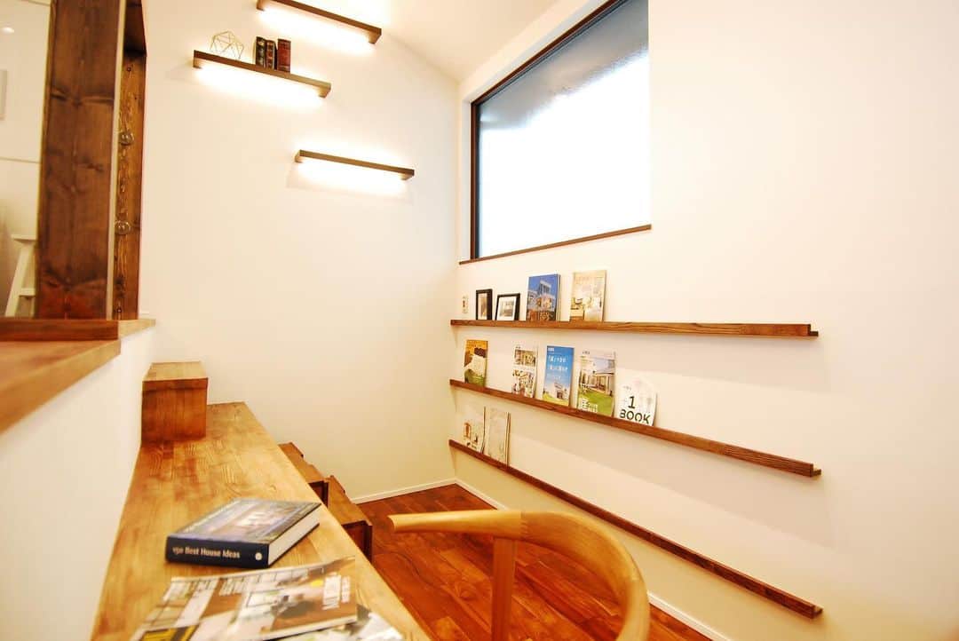 京都建物さんのインスタグラム写真 - (京都建物Instagram)「＼DEN／  今日のおうち時間はこの場所で♪ スキップフロアにカウンターを設置した書斎コーナー(*´∀｀*) お子様のスタディスペースとしても最適です♬ ﻿ お問い合わせはお気軽にどうぞ❤︎﻿ DMでも可能です☺︎﻿ ﻿ 【あなたの家それは世界で一番素敵な場所】﻿ ---------------------﻿ more phots...👉@kyototatemono_﻿ ---------------------﻿ ﻿ 地震に強く、暖かくて住み心地の良い、おしゃれな #マイホーム を建てたい！﻿ 今の住まいを自分の好みに建て替えたい！﻿ そんな方は、ぜひ#京都建物　にご相談下さい ↓プロフィール欄からHPに移動できます。﻿ ---------------------﻿ @kyototatemono_﻿ ---------------------﻿ ﻿ ﻿ ﻿ #京都建物 ﻿ #京都建物株式会社﻿ #注文住宅 ﻿ #自由設計 ﻿ #京都新築﻿ #宇治新築﻿ #京田辺新築 ﻿ #城陽新築﻿ #宇治分譲地﻿ #新築分譲地﻿ #宇治市﻿ #子育て ﻿ #住まい ﻿ #新築 ﻿ #新築一戸建て ﻿ #暮らし ﻿ #ナチュラル ﻿ #工務店 ﻿ #マイホーム計画﻿ #家づくり ﻿ #インテリア ﻿ #インテリア好き ﻿ #おしゃれな家 ﻿ #京都分譲地 ﻿ #住宅 ﻿ #家 ﻿ #den #おうちで過ごそう」5月1日 11時07分 - kyototatemono_