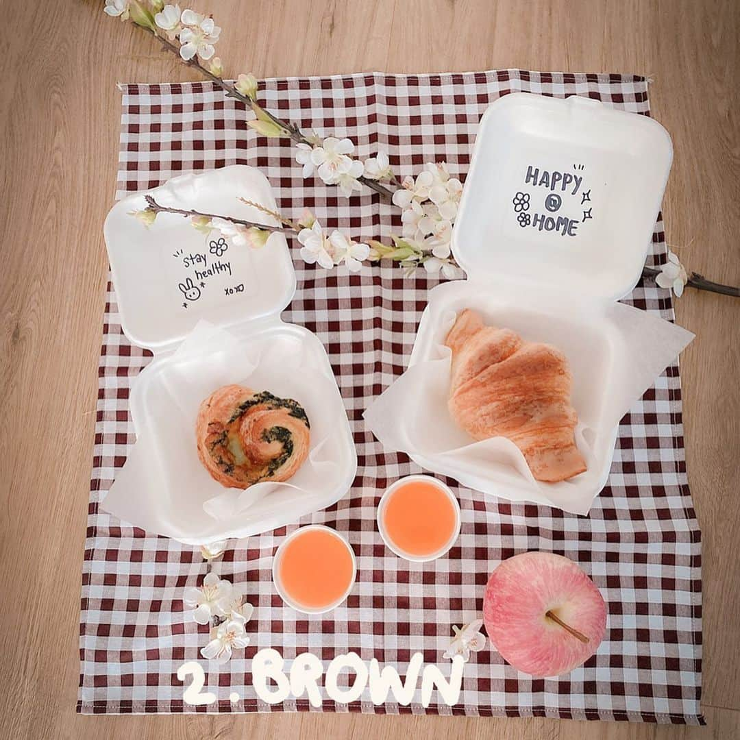 Song Sweet Songさんのインスタグラム写真 - (Song Sweet SongInstagram)「แค่มีเซ็ท "Picnic @ Home" !!!! อยู่บ้านนานแค่ไหน ก็สนุกด้ายย💕 เซ็ทที่รวมเอา ความสุข ☁️ ปุ๊กปิ๊ก 🎀 ความกุ๊กกิ๊ก ✨  พร้อมส่งให้ถึงหน้าบ้านเลยค่าาา🏠🌈 . . ภายในเซทนี้จะมี 1. 🧡Happy Box - ซูการ์คุกกี้ จำนวน 15 ชิ้น~ - ถุงบีบรอยัลไอซิ่ง 5 สี~ - น้ำตาลสีๆไว้โรยหน้าตกแต่งเพิ่มความนัลลัค~ ช่วยๆกันบีบๆวาดๆ สนุกแน่นวล~ . . 2. 💚Picnic Box - เดนิชคุณผักโขม & ครัวซองค์ชิ้นโตหอมเนย~ - น้ำส้มคั้นหวานชื่นจัย~ - ผ้าปูรองที่มีให้เลือกระหว่าง สีแดง และ สีน้ำตาล - ผลแอปพึ้ล และ กิ่งplum blossom ที่ไว้วางเป็นพร๊อพได้ฟีลเหมือนนั่งพิคนิคในช่วงฤดูใบไม้ผลิ~ . . 😃เปิดให้จองแล้วตั้งแต่วันนี้ ในราคาเซ็ทละ 999 บาท (โดยจะจัดส่งพร้อมกันทั้งหมดในวันศุกร์ที่ 8 พค. 63 ค่ะ~) . . 🤟เฉพาะติดต่อสั่งซื้อผ่าน  Line : @iseacream_cafe เท่านั้น !!!! รับสิทธิ"ส่งฟรี"จากแอดมินไปเลยค่า~~ . . Stay Healthy นะคะทุกคนนนน💕✨ 🤍 #picnicathomebysongsweetsong #happyboxbysongsweetsong #songsweetsong #iseacream」5月1日 10時59分 - songsweetsong