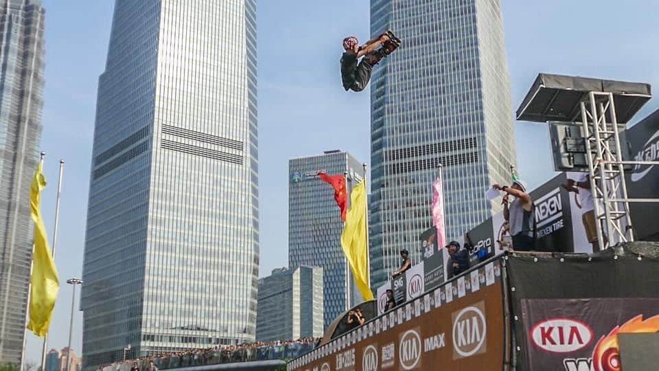 安床武士のインスタグラム：「#tbt  2015 at Shanghai🇨🇳 ハーフパイプの調子も絶好調でこれは未だに記憶に残ってる気持ちよく飛べたエアー。 @goodskates_inc  #rollerblading #takeshiyasutoko #インラインスケート #ローラーブレード #安床武士」