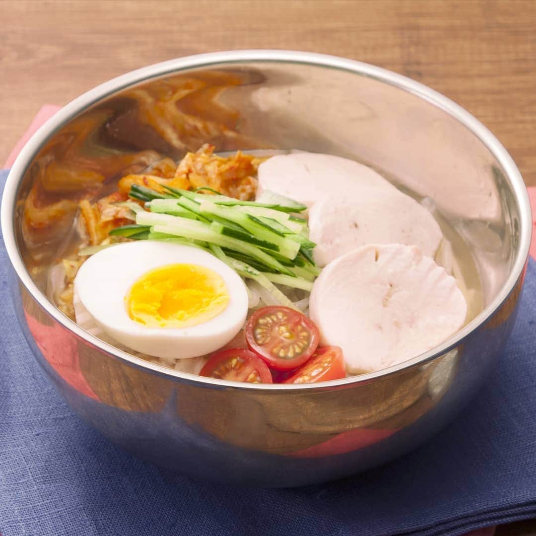 韓の食菜さんのインスタグラム写真 - (韓の食菜Instagram)「＼鶏ハム冷麺／ . レンジで簡単に鶏ハムを作って、さっぱり冷麺を楽しみませんか？ おうちランチにピッタリです。 . レシピは「モランボン 鶏ハム冷麺」で検索！ http://han-no-shokusai.moranbong.co.jp/recipe/detail/id=1297 . #韓の食菜 #冷麺 #韓の食菜冷麺 #鶏ハム冷麺 #ランチ #おうち時間 #韓国料理 #韓国グルメ #韓国  #韓コレ #料理 #レシピ #今日の献立 #おうちごはん #モランボン @moranbong_official」5月1日 11時04分 - hannoshokusai