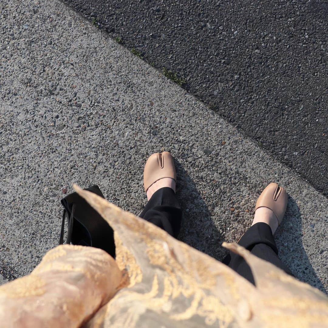 のインスタグラム：「. . 昨日の格好 この組み合わせがしたかった♡ . . Tops/#aewenmatoph  Bottoms/#rokubeautyandyouth  Shoes/#maisonmargiela  Bag/#aeta . . . . 子供が以前やっていたタブレット型ゼミに再入会したんだけれど、発送が6月以降だった。完全に出遅れ😭 気長に待ちます〜 . . . . #instafashion #outfit #ootd #足元倶楽部 #kuronekom4」