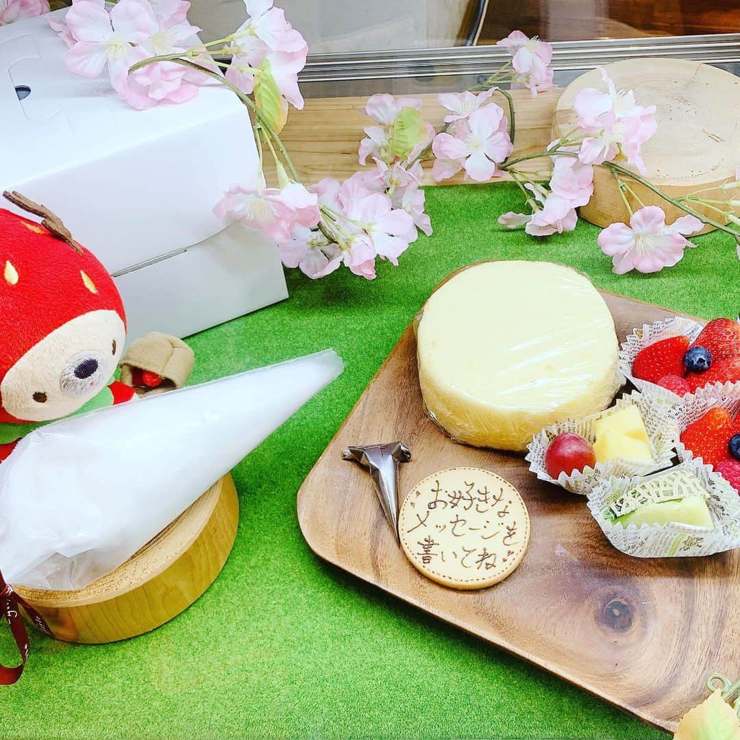 箕面 マカロン ワイスタイルのインスタグラム：「おはようございます！ パティスリーワイスタイル です🍰  ゴールデンウィークもスタートしますが外出自粛ということでお出かけしたり帰省したりなどできない皆様…！！！ パティスリーワイスタイルでは 手作りホールケーキキットを税込3,000円で 本日5月1日から販売いたします❗️😊 ぜひ皆様で「おうち時間」を楽しみませんか？ すでにお買い上げいただいたお客様もいらっしゃり大変好評です！ 数量限定ですので是非お試しください！ ❗️ご注意❗️ コロナウイルス感染拡大防止のため、ご入店時にマスクと、アルコールのご協力、並びに1組2名様までで計3組までのご入店をお願いしております！  電話でのご予約も承っておりますので是非ご活用ください！ 🎂ケーキキットの内容🎂 スポンジ4号(直径12cm)サイズ 生クリーム フルーツ メッセージクッキーとチョコペン 絞り袋 ローソク  #パティスリーワイスタイル  #箕面　#ケーキ屋 #おうち時間」