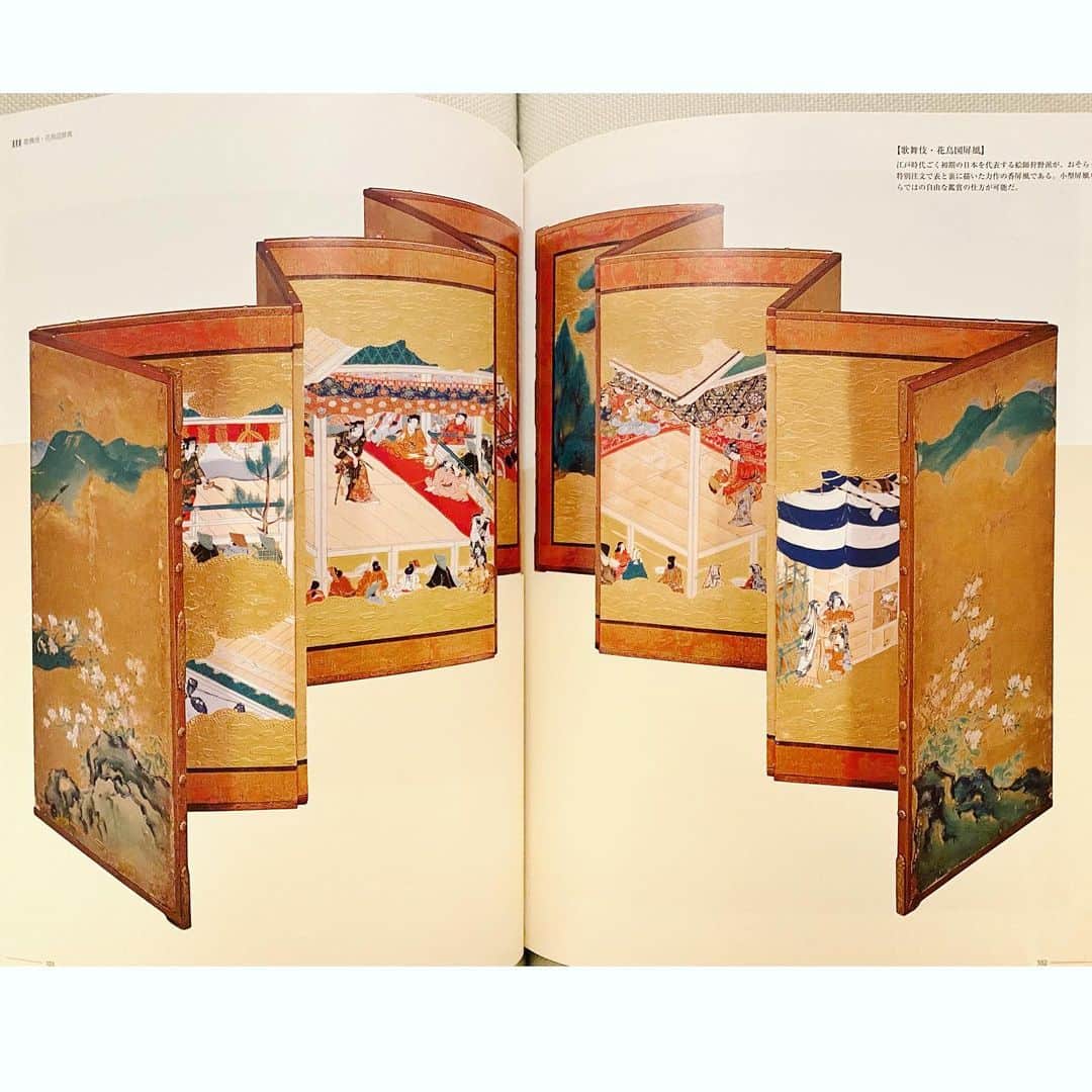 アンミカさんのインスタグラム写真 - (アンミカInstagram)「私の大好きな"屏風の本"をご紹介します📕❣️ 。 中国で風除けの調度品として誕生し、日本に7〜8世紀に伝わった屏風。日本では室町時代に紙製の蝶番を使って、画面が連続する屏風が創案されました。 。 その屏風にいつの日か魅せられ、この本が大好きに❤️ 【屏風の世界〜その変遷と展開2010】 〜出光美術館 。 "自由に折れる大画面"という、屏風ならではの鑑賞スタイルに新たな日本の美を発見し、ハマってしまいました❣️ 。 大きな屏風は、絵に引き込まれて入っていく醍醐味があります☺️こんな屏風で、部屋を仕切られていた時代が羨ましい❣️ 。 2枚目の絵が折ると3枚目、4枚目の平坦な絵が折ると5枚目になるんです！ 。 屏風はの風景画は広範囲で、人物画は群衆が多く、心理描写に臨場感と現実味があり、絵の中に誘われてしまいます！ 。 物の見方は、角度を変えると変わることを教えてくれる芸術だと思います。 。 #屏風の魅力は折れ曲がった絵画のたのしみです🖼 #開き具合によって絵がずいぶんと違って見える😵 #江戸名所図屏風の風俗画は今のお天気カメラの生中継みたい😍🎥 #アップにして一人一人を見ると世相がわかり面白い！ #屏風の歴史や見方や面白さを紹介した展示会が出光美術館で2010年に開催された時の本です📖😍 #stayhome #おうち時間 #出光美術館　#屏風の魅力　#新しい生活様式  #医療従事者に感謝とエールを」5月1日 11時33分 - ahnmikaofficial
