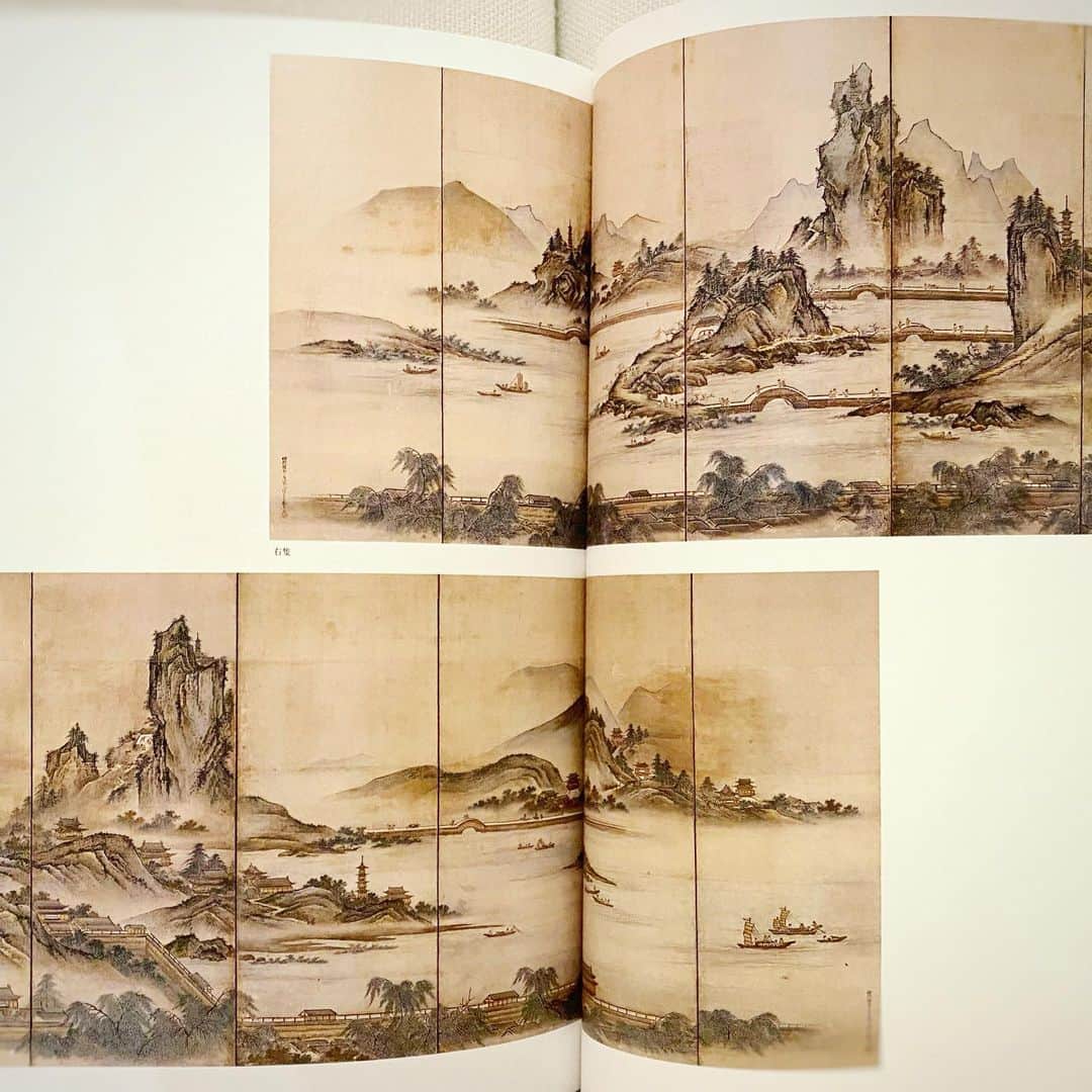アンミカさんのインスタグラム写真 - (アンミカInstagram)「私の大好きな"屏風の本"をご紹介します📕❣️ 。 中国で風除けの調度品として誕生し、日本に7〜8世紀に伝わった屏風。日本では室町時代に紙製の蝶番を使って、画面が連続する屏風が創案されました。 。 その屏風にいつの日か魅せられ、この本が大好きに❤️ 【屏風の世界〜その変遷と展開2010】 〜出光美術館 。 "自由に折れる大画面"という、屏風ならではの鑑賞スタイルに新たな日本の美を発見し、ハマってしまいました❣️ 。 大きな屏風は、絵に引き込まれて入っていく醍醐味があります☺️こんな屏風で、部屋を仕切られていた時代が羨ましい❣️ 。 2枚目の絵が折ると3枚目、4枚目の平坦な絵が折ると5枚目になるんです！ 。 屏風はの風景画は広範囲で、人物画は群衆が多く、心理描写に臨場感と現実味があり、絵の中に誘われてしまいます！ 。 物の見方は、角度を変えると変わることを教えてくれる芸術だと思います。 。 #屏風の魅力は折れ曲がった絵画のたのしみです🖼 #開き具合によって絵がずいぶんと違って見える😵 #江戸名所図屏風の風俗画は今のお天気カメラの生中継みたい😍🎥 #アップにして一人一人を見ると世相がわかり面白い！ #屏風の歴史や見方や面白さを紹介した展示会が出光美術館で2010年に開催された時の本です📖😍 #stayhome #おうち時間 #出光美術館　#屏風の魅力　#新しい生活様式  #医療従事者に感謝とエールを」5月1日 11時33分 - ahnmikaofficial