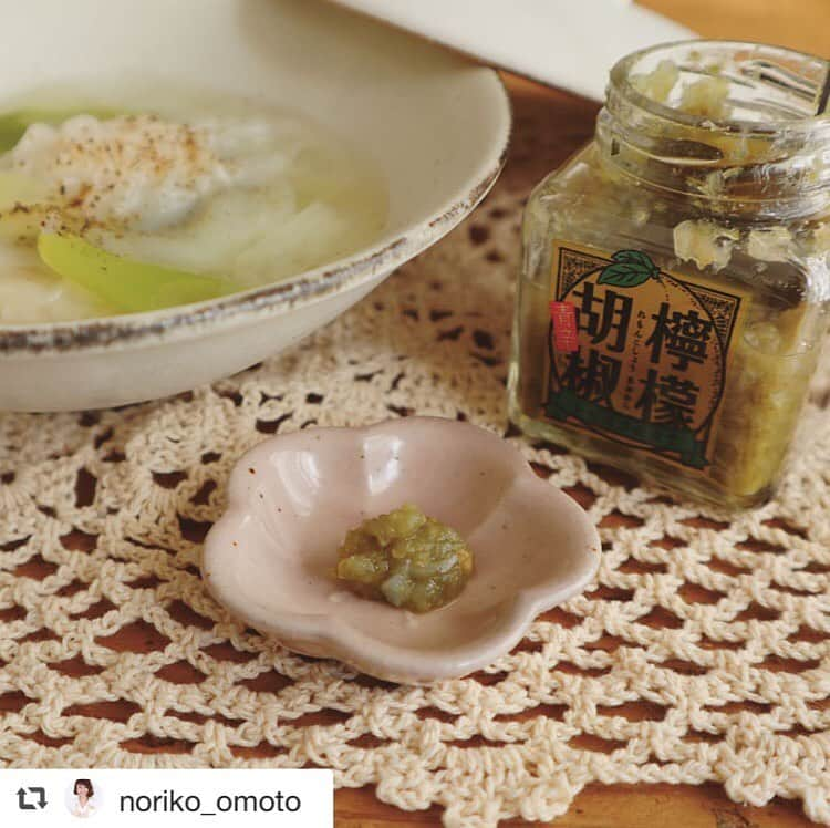 瀬戸内レモン農園さんのインスタグラム写真 - (瀬戸内レモン農園Instagram)「. @noriko_omoto 様ありがとうございます！ 檸檬胡椒はピリッと辛く料理のアクセントにおすすめです🥳 . . #ヤマトフーズ @yamatofoods の#檸檬胡椒黄色　を使って和風ワンタンスープを作りました〜。 . ワンタンで包むひき肉餡の味付けは檸檬胡椒だけ！ とても簡単！ 爽やかな辛味と酸味が和風によく合います。  今回はスープだけど、そうめんを入れて主食にしてもおいしいです。  詳しいレシピはナディア @recipe.nadia で『レモン胡椒のワンタンスープ』を見てみてください。（レシピID388850） . . . . . . . . . #ヤマトフーズ#レモン胡椒#檸檬胡椒#瀬戸内レモン農園#レモンテーブル瀬戸内 #PR#ワンタンスープ#簡単レシピ#簡単料理#和風ワンタンスープ#てまぬきキッチン#ナディアレシピ#スープ#soup」5月1日 11時35分 - yamatofoods