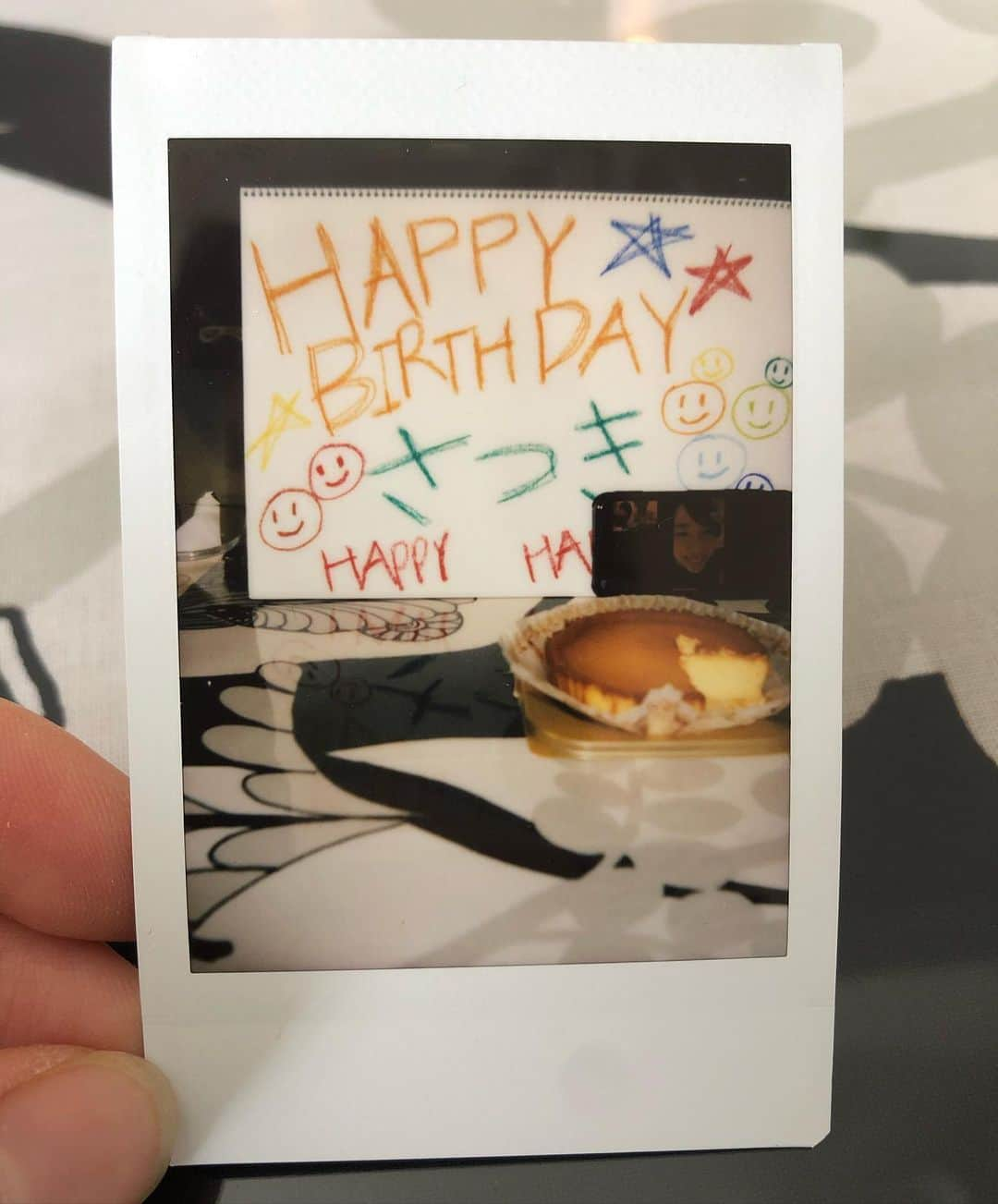 伊藤みきのインスタグラム：「遠隔でお祝い。 遠隔でケーキ。 誕生日おめでとう　@satsukiito  #ケーキ一緒に食べようと言ってたのに待てずに食べ終わっていた人　#結果さつきがどんなケーキ食べてたのか知らない　#チェキ1枚目はお祝いの写真　#お祝いの曲はカントリーロード　#mini11 #instax #チェキ #stayhome #PR」