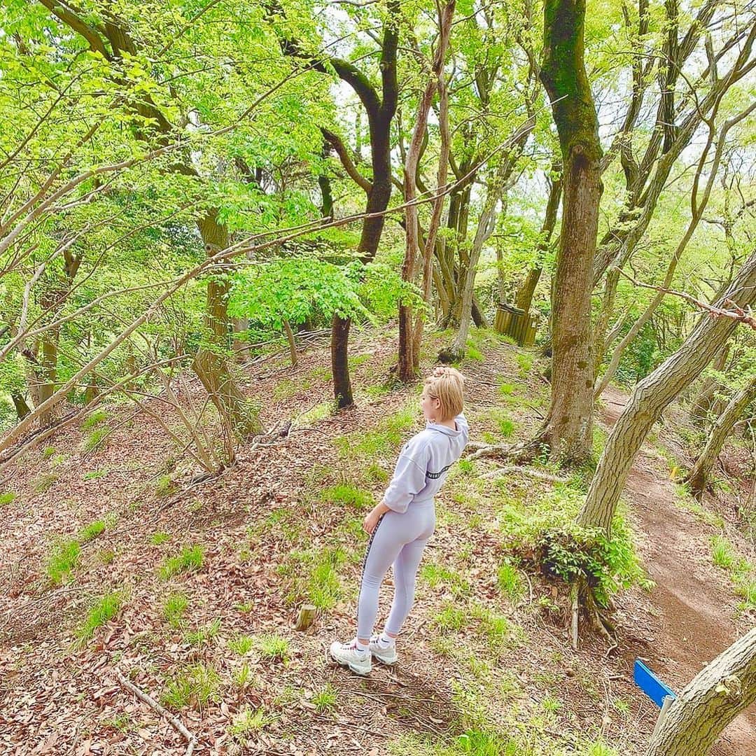 こなんさんのインスタグラム写真 - (こなんInstagram)「. . 山でランニングした時の写真⛰ めちゃくちゃ汗かいた  #training#running#gym#nike#筋トレ」5月1日 11時50分 - konan_610