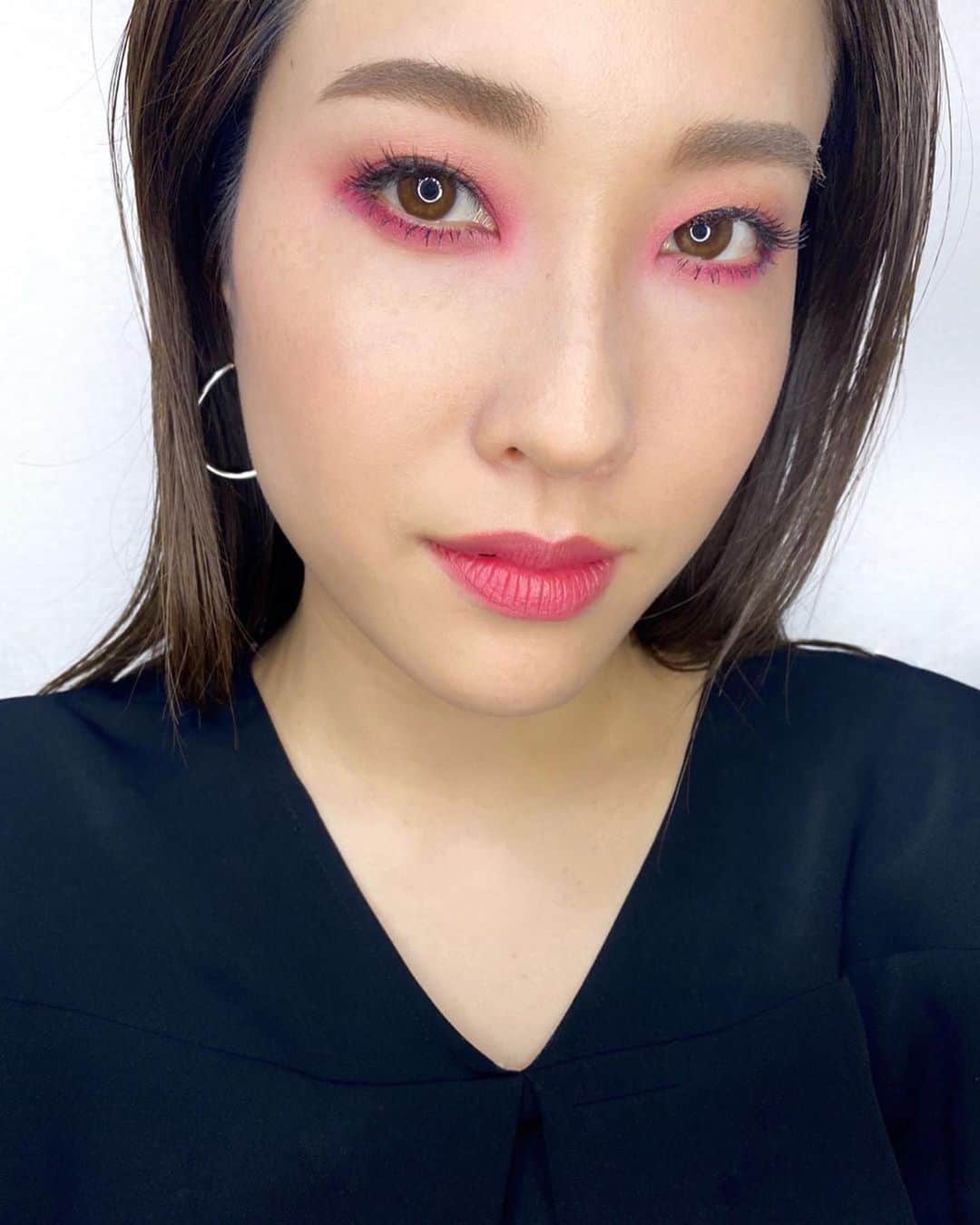 M∙A∙C Cosmetics Japanのインスタグラム：「新作コレクション #MACアーナーオブキングス を使用して、ピンクカラーでも芯のあるクールな女性をイメージ✨甘すぎないルックに👩🏼‍🎤 ★使用製品は2枚目をチェック👉 ㅤ ㅤ ↓↓使用製品↓↓ ・スモールアイシャドウ×4 バイ （パレット右上）エクスペンシブピンク／アイホール （パレット右下）パッショネイト／下まぶた&目尻キワ （パレット左下）スシフラワー／目頭 ・リップスティック [ブレイブレッド] ㅤ ㅤ ※公式オンラインショップ限定発売 5月6日(水)まで全品送料無料 ＿＿＿＿＿＿＿＿＿＿＿＿＿＿＿ MAKE UP & MODEL BY AYAKA ENDO Regram from @macpro_tokyo ㅤ #MACHonorOfKings #honorofkings #MACCosmeticsJapan #王者栄耀 #モバイルゲーム #MACCosmetics #MAC #MACコスメ #マックコスメ#コスメ #メイク #化粧品 #デパコス #コスメ部 #コスメマニア #コスメ好きさんと繋がりたい #メイク好きな人と繋がりたい #コスメ記録 #春メイク #春コスメ #新作リップ #新作コスメ #ピンクメイク #口紅 #MACリップ #リップ好き #アイパレット #アイシャドウ #アイメイク」