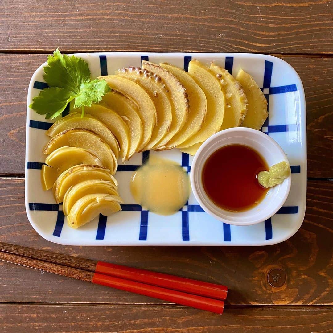 小鳥遊しほのインスタグラム：「お友達から新鮮な筍をいただいたので茹でた。お刺身で食べるのがうまいと聞いたので薄切りにして牡蠣醤油と酢味噌で。うまい。  あと新鮮なきゅうりも手に入れたので地元の赤味噌で。パリッパリ。  あと「うるい」というお野菜も手に入れたのでサッと茹でてめんつゆ+かつお節で。初めて食べたけどいいお野菜。ネギみたいな層になった形状で、味は淡白で食べやすい葉野菜って感じ。  #小鳥飯 #料理 #野菜 #筍 #きゅうり #うるい #簡単レシピ #stayhome #自炊 #おうちごはん」