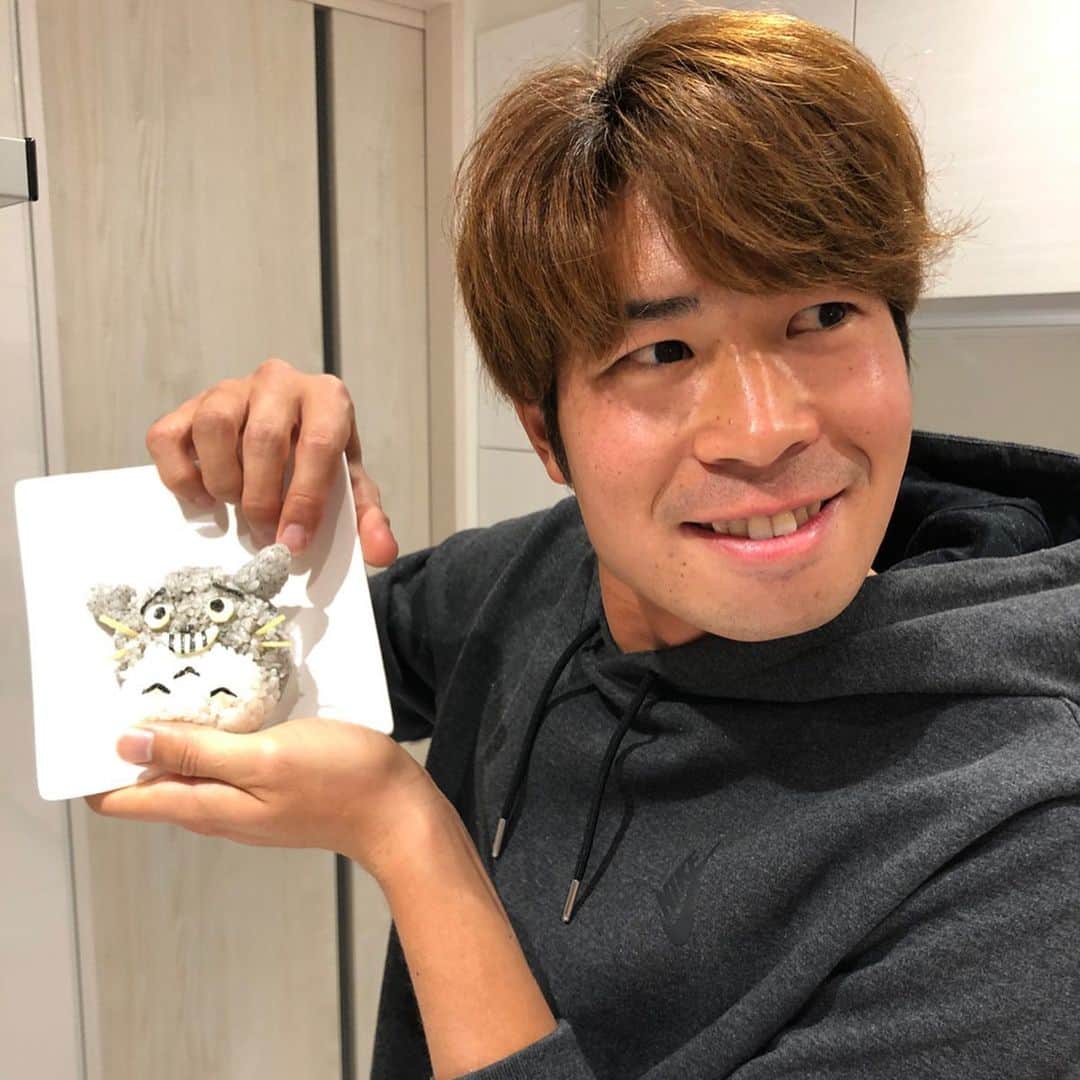 三浦弦太さんのインスタグラム写真 - (三浦弦太Instagram)「高木俊幸くん　@toshiyuki_takagi_13  からおにぎりバトンが回ってきました！！ 遅くなりましたが色々調べて頑張って作りました🤣 もののけ姫をやりたかったんですが難しすぎたので、ジブリ関連でトトロ達で😆 まだまだ厳しい状況が続いていますが、少しでも早く普段の生活に戻れるように、希望を持って大事な人達を守るための思いやりのある行動を心がけて行きましょう。  次は優しいパパ、石毛くん @ishige8_official  に回したいと思います🙋🏼🍙 #おにぎりバトン #ジブリにぎり #オリジナルトトロ #トトロの表情に寄せきれず」5月1日 12時02分 - genta_miura301
