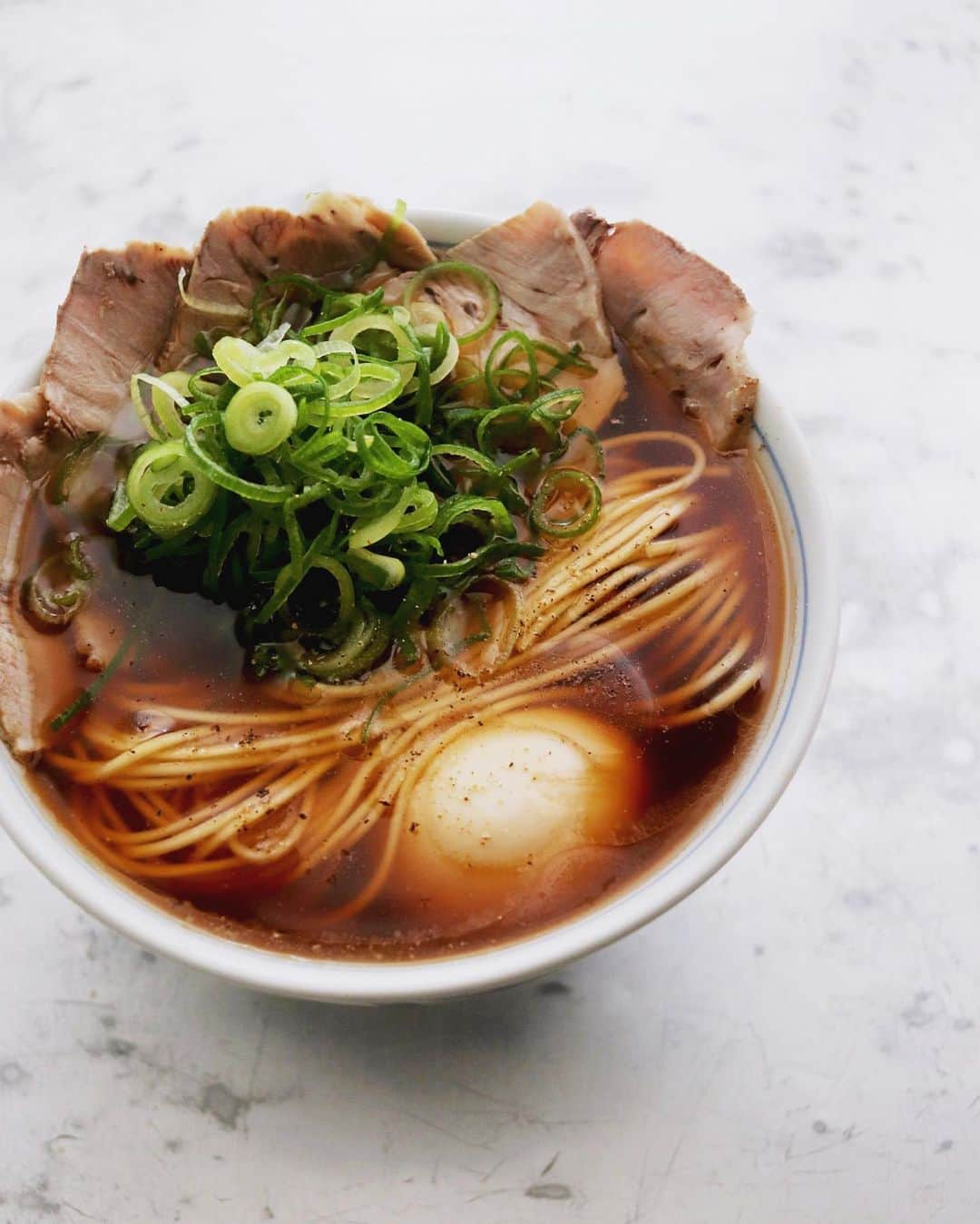 樋口正樹さんのインスタグラム写真 - (樋口正樹Instagram)「Ramen🍜 . 今日の昼は家ラーメン。 麺はマルタイの棒ラー、 別途市販の醤油スープ、 薄く切った茹で豚５枚、 味付け玉子、葱を添え。 . . #家ラーメン #醤油ラーメン #ラーメン #ラーメン部 #マルタイ #マルタイラーメン #棒ラーメンカスタマイズ #樋口さんちで麺類 #おうち時間 #ramen #ramennoodles」5月1日 12時03分 - higuccini