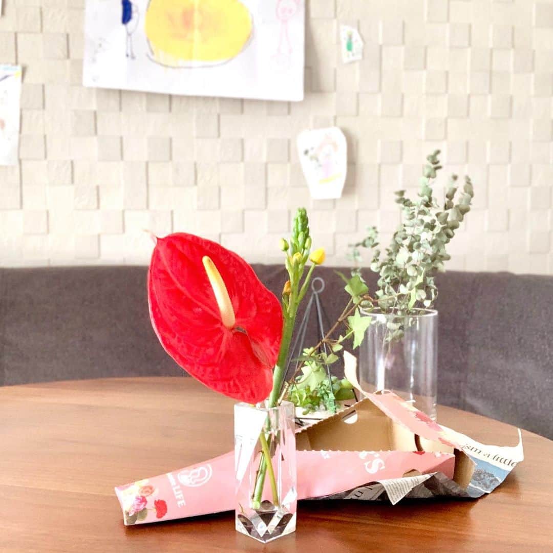 ウラクのインスタグラム：「以前お花をなめたけの空き瓶に飾ってご紹介したにも関わらず、またお花を贈ってくださいました💐🥺うれしい . . 500円からお花が自宅ポストに届く、という @bloomeelife さんのすてきすぎるサービスです🌿 . 【初回無料クーポンコード】を頂きましたので、検討中の方はぜひに。 . ◆初回無料クーポンコード：ulaq ◆有効期限：2020年5月30日  缶詰自粛生活、おうちにお花があると気持ちが晴れますね🌷  #PR #bloomeelife #お花#おうち時間」