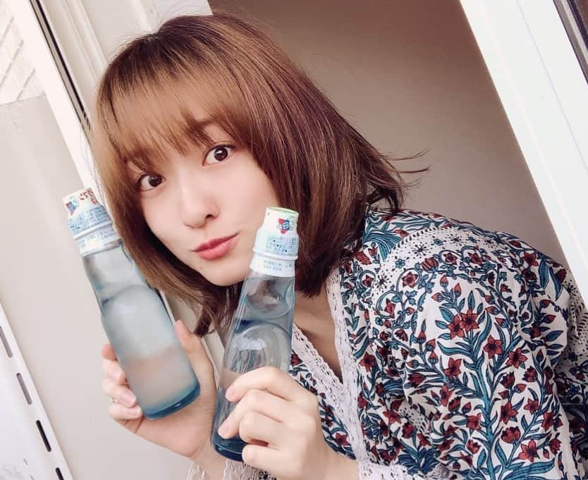 倉田茉美さんのインスタグラム写真 - (倉田茉美Instagram)「いい天気だねー 日光浴して発送作業を終え、お酒をそろそろやめます。の日。 大好きな５月こんにちわ。 #ラムネ#寝癖」5月1日 12時06分 - sena_sayu122