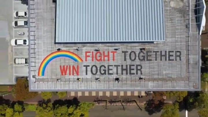 Lumierange ルミエランジェのインスタグラム：「. 「ＦＩＧＨＴ　ＴＯＧＥＴＨＥＲ・ＷＩＮ　ＴＯＧＥＴＨＥＲ」 今、世界中でコロナと戦っている人たちがいます。 感染された人たち。医療関係者の方々。ステイホームの人々。 あの国でも、この国でも、世界中の人々が頑張っています。 そんな人たちに、少しでもエールを贈ることが出来ればと考え、 メッセージを三密に気を付けながら書きました。 「FIGHT　TOGETHER・WIN　TOGETHER」 合言葉です。一緒に戦い・一緒に勝とう！ 人類のみなさ～ん！　ガ　ン　バ　リ　マ　シ　ョ　ウ　！！ . でも、このメッセージ、ビルの屋上に書いたので、誰も見れないかも？ ヒェー、でも、 大空は見てくれている。 大空は世界につながっているもん！ . . #コロナに負けるな　#コロナウイルスが早く終息しますように　#今できること　#がんばろう日本　#おうちで過ごそう」