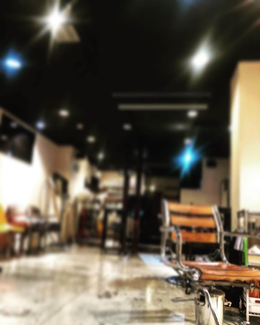 渡部幸也のインスタグラム：「大切なお客様へ。  日頃よりELLAをご愛顧いただき誠にありがとうございます。  新型コロナウィルスに罹患された皆様と、感染拡大により生活に影響を受けられている地域の皆様に、心よりお見舞いを申し上げます。  この度‪６月２８日（日）‬に渡部はELLAを卒業し、‪２０２０年７月１日（水）‬から中目黒駅の改札を出て徒歩１分の場所で、NEWサロン《riLLa》を新しくスタートする運びになりました。  新店舗サロンでは、これまでの経験を活かしながら更に美容と向き合い、より一層喜んでいただけるようなお時間と施術をご提供させていただければと思っています。 ※尚ELLAでの施術は‪６月２８日（日）‬が最終日になります。‪７月１日（水）‬からのご予約は渡部携帯にメッセージいただければ、直接ご予約をお取りさせていただきます。 ※お客様には名前順でSMSで順次ご連絡させていただいてます。 件数が多い為１日の送れるメールの量も限られますので、ご迷惑おかけしますがお待ちください。 ※ホットペッパー からのネット予約開始は６月の後半を予定しておりますので、ネット予約の開始日が確定しましたらまたご連絡させていただきます。  世の中がコロナウィルスで大変な状況ですが、はやく収束する事を祈りつつ、皆様とまたお会い出来ることを楽しみにしております。 【riLLa】リラ 住所 ‪〒153-0051 東京都目黒区上目黒3-2-2 羊屋ビル7F‬  定休日 火曜日※（プラス有給２日）  営業時間 平日】‪11:00 - 20:30‬/【土日祝】‪11:00 - 20:00‬ ※営業時間外からのご予約もご相談によりお取りしてますので、‪７月１日‬以降のご予約はご予約同様に渡部携帯までメッセージでご連絡ください。  尚、現状ELLAではコロナ対策としてお客様の安全を第一に考え、店内の人数調整、換気やサロンの消毒、スタッフの衛生管理などを努めて少しでもご来店されたお客様にご心配のないように営業しております。  それでは引き継ぎ、よろしくお願い致します。  渡部幸也  #ヘアスタイル #ヘア #髪型 #ヘアカタログ #ヘアセット #くせ毛風パーマ #透明感カラー #hair #恵比寿美容院 #代官山美容室 #代官山美容院 #美容学生 #中目黒美容師 #代官山美容師 #恵比寿美容師 #中目黒美容室 #中目黒美容院 #恵比寿美容室 #サロンモデル #中目黒ランチ #恵比寿ランチ #hpb_hair #中目黒 #代官山 #恵比寿 #渋谷 #ar_magazine #murua #riLLa中目黒  #amerivintage」