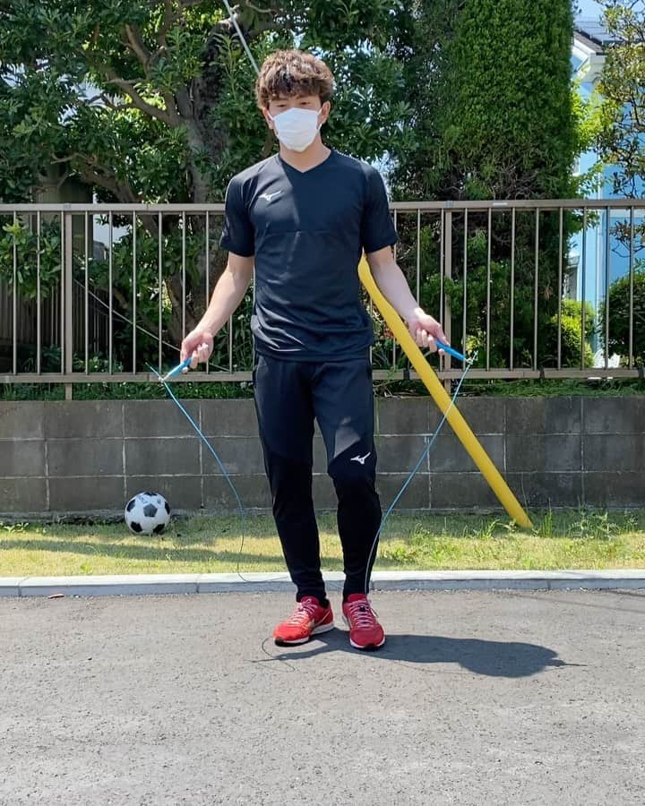 長谷川竜也のインスタグラム：「昔から縄跳びが好きでよくやってました！ 久しぶりにやりましたが、 ジャンプしたりリズムをとったりすることで体力も鍛えられていい トレーニングになると思います😁 チャレンジしてみてください😆 メンションしてくれたら見ます😄 リフティング動画もたくさんメンションしてくれてありがとうございましたー！！みんなうまかったです！ #竜也チャレンジ #縄跳びチャレンジ #縄跳び部 ３．４枚目は３重跳びです🤟 後日もう少し難しいやつ載せます✌️ @kengokitazume  @jinnai_kimiko  @kobayashiyu11  も縄跳びしてます👍」