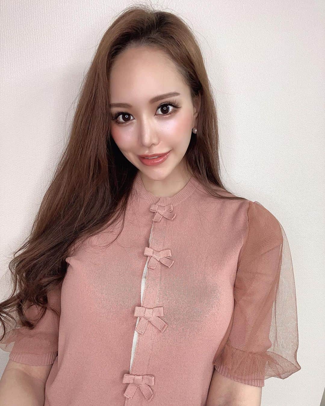 のインスタグラム：「. 袖のレースがふわっとしてて可愛い😍💕 珍しく女の子っぽいカッコ😌💖 .  #おうち時間 #お家時間 #おうちにいよう  #早く夏になれ  #fabric #新宿ファブリック #ファブリック #ラウンジ #キャバクラ #キャバ嬢 #歌舞伎町 #歌舞伎町キャバ嬢 #桜ゆみ #ColorHasNoGender」
