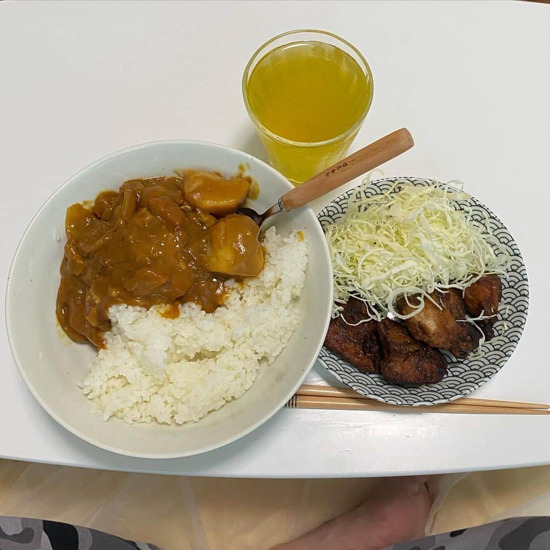 小田幸平のインスタグラム：「今日から5月。令和2年❗️ブランチ。カレー🍛とキャベツ、唐揚げ。ちなみに兵庫出身の僕はカレー↘︎と発音します。中日ドラゴンズで名古屋にいる時カレー↗︎食べに行こうと言われたことがあって、魚の🐟カレイの専門店あるんだと思ったら🍛だった事を思い出しました。#カレー#唐揚げ#キャベツ#愛媛マンダリンパイレーツ#読売ジャイアンツ#中日ドラゴンズ#はげch」