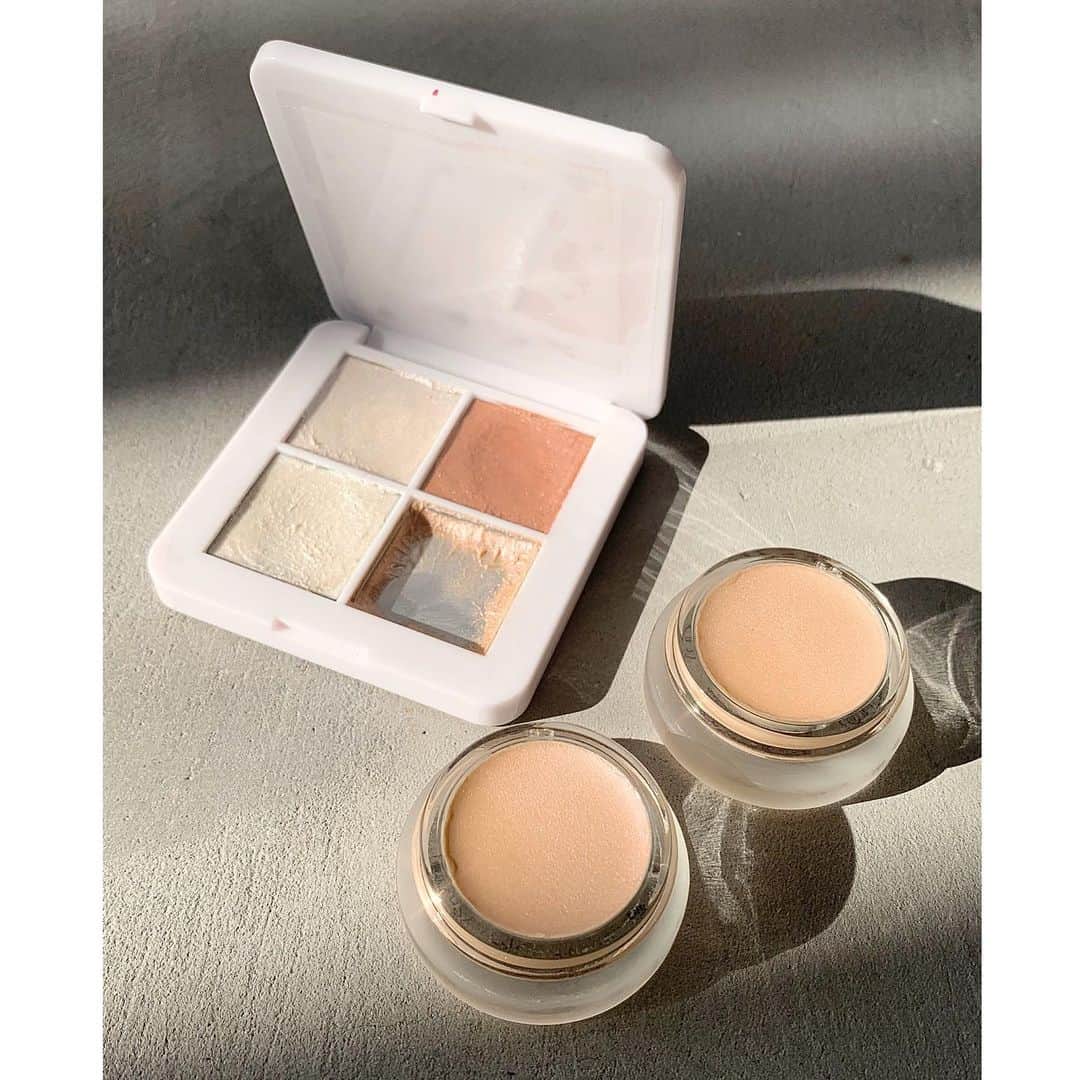 佐川理佳のインスタグラム：「rms beauty🌹 luminizer × quad highlighter (champagne rose luminizer) パレット右下のシャンパンローズが大好きなので、今回は仕事用と自分用に単品で購入。 マスク生活の今はベースメイクはさらっと仕上げて、目頭やCゾーンのハイライトとして使うと、透明感と立体感が出るのでおすすめです🌹 @rmsbeautyjapan  @rmsbeauty」