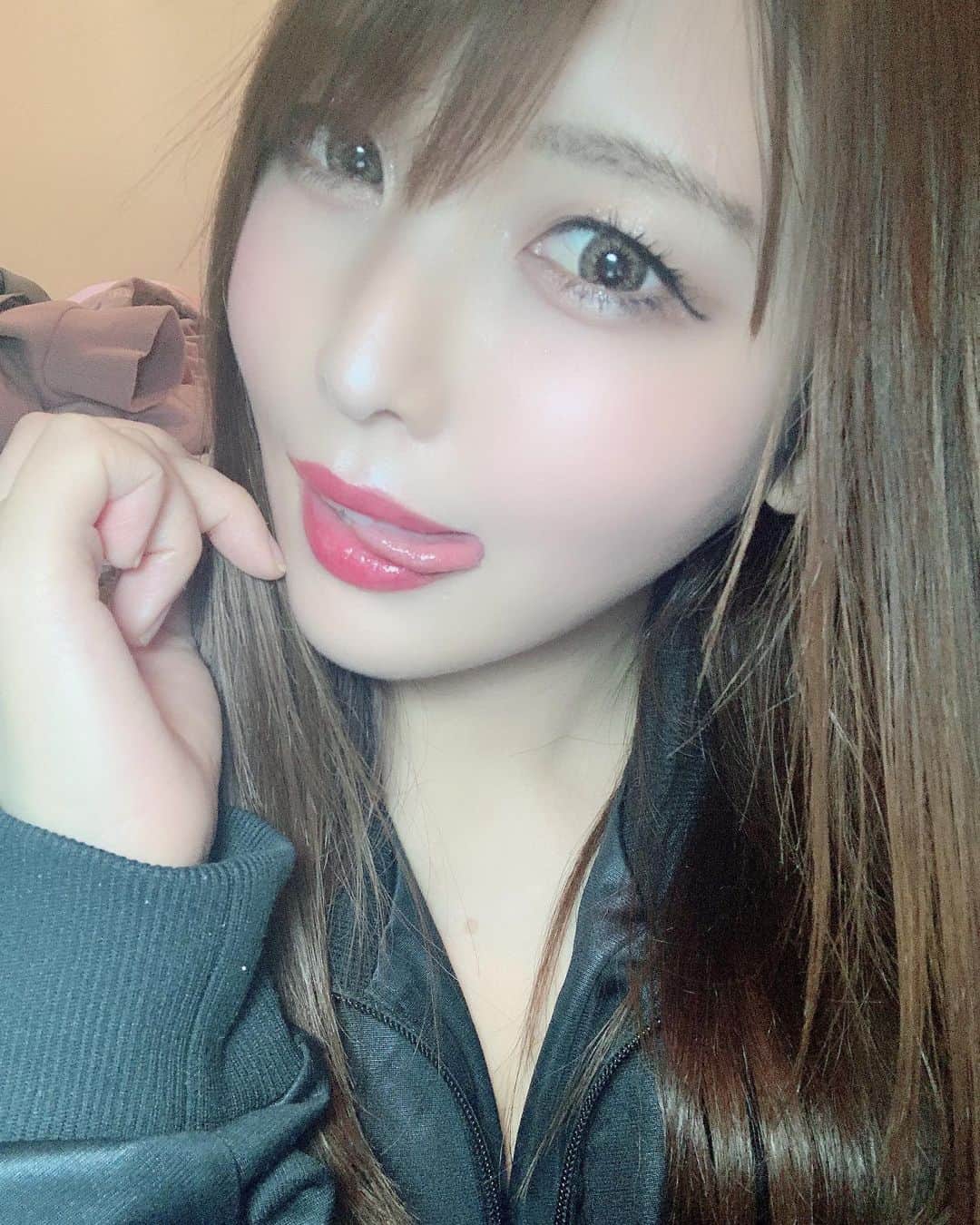 新村あかりのインスタグラム：「舌ぺろ画像置いとくね❤️ #舌出し  #舌フェチ」