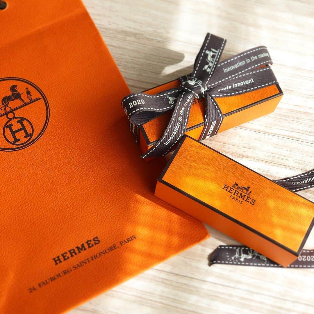 花岡維生のインスタグラム：「3月に主人がホワイトデーにとプレゼントしてくれた @hermes のルージュ・エルメス💄💓 人気で入手困難なはずなのに準備してくれたのが嬉しくて、お出掛けの時に使いたいなぁと思っていたら、そのまま外出自粛しなければいけない状況になってしまい…😣 でもまた安心して暮らせる日が戻ってくることを祈って、今は我慢✊✨ しばらく先になりそうだけど、またマスクをしなくても出掛けられるようになったら、リップもチークも存分にメイクを楽しみたいな🥰 それまでは#stayhome で頑張ろう✊✨ #hermes #エルメス #エルメスリップ #💄 #cosmetics #コスメ #ルージュエルメス」