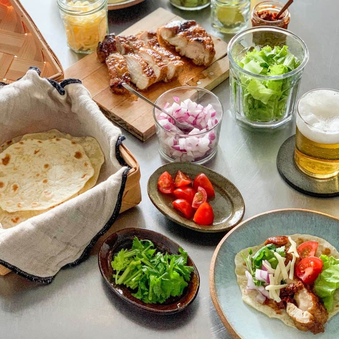 北欧、暮らしの道具店さんのインスタグラム写真 - (北欧、暮らしの道具店Instagram)「今日はメキシコ気分を楽しもう！かんたん「おうちタコス」のレシピ . - - - - - - - - - - - - スーパーで買えるシンプルな食材でつくれて、 気軽に楽しめる「おうちタコス」レシピを 料理家のまきあやこさんに教わりました♪  薄力粉でつくるトルティーヤ生地と、 そこにのせて食べるアボカドディップ、 スパイシーハニーチキンをご紹介します。 . - - - - - - - - - - - - ■ 薄力粉でつくる「フラワートルティーヤ」 - - - - - - - - - - - - . 【材料（約2人分）】 . （a） 薄力粉… 200g 砂糖…小さじ2 塩…ふたつまみ オリーブオイル…大さじ1 . 熱湯…120cc . 【作り方】 ❶ ボウルに（a）の材料を全て入れたら、熱湯（120cc）を注ぎ、スプーンなどで一気にぐるぐると混ぜる。生地がまとまってきたら、手を使って表面がつるりとするまで捏ねる。 . ❷ ボウルにラップをかけ、30分以上休ませる。 （前日の晩にここまで進めておくのもオススメ。その場合は冷蔵庫で休ませて下さいね） . ❸ 生地を10等分し、ひとつつずつ丸めて、オーブンシートの上で伸ばしていく。 . ❹できた生地を、低温のフライパンで両面焼いたら完成！ . まきさん： 「焼きあがった生地は、食べるまで乾燥を防ぐために、布巾で包んでおくのがオススメ。 また、人数が多いときは食べながら、ホットプレートで生地を焼くのも楽しいですよ〜」 . - - - - - - - - - - - - ■ 子どもも食べやすい！「簡単アボカドディップ」 - - - - - - - - - - - - . 【材料（約2人分）】 . アボカド…1個 レモン…1/４〜1/2個 塩…適量 . 【作り方】 ❶ アボカドの皮をむいてタネをとり、ボウルに入れてフォークで潰す。 . ❷ そこにレモンを絞り、お塩で好みの味に調整したら完成！ . まきさん： 「本場では生玉ねぎなどが入りますが、お子さんは苦手な場合もあるので、 今回はシンプルにアボカドだけのディップで。 玉ねぎは別で添えると、家族みんなで楽しめると思います」 . - - - - - - - - - - - - ■ 食欲をそそる香り「スパイシーハニーレモンチキン」 - - - - - - - - - - - - . 【材料（約2人分）】 . 鶏もも肉…１枚 . （a） 塩…小さじ1/2 胡椒…少々 ガラムマサラ…小さじ1 にんにく…1/2かけ（すりおろす、チューブでも可） . サラダ油…大さじ1/2 レモン…1/2個 はちみつ…小さじ1（なければ砂糖でもOK） . 【作り方】 ❶ 余分な脂肪などを除いた鶏もも肉の両面に（a）をすりこむ。  ❷ フライパンにサラダ油（大さじ1/2）を引いて、皮目から入れたら火をつけて、お肉に火が通るまで焼く。  ❸ お肉の入ったフライパンにレモン（1/2個）を絞り、はちみつ（小さじ1）を入れ、よく絡ませたら完成。食べるときは、そぎ切りにして召し上がれ。 . まきさん： 「タコスといえば定番はひき肉ですが、このようなボリューム感のある鶏モモでも。 使用している『ガラムマサラ』は、カレーや炒め物にも使えるスパイシーな調味料。 ごはんがマンネリするときは、新しい調味料を買うと、簡単に気分転換ができていいですよ。  このスパイスは唐辛子が入っているので、お子さんが召し上がるときには、 このレシピの半量くらいにすると良いかな、と思います。 イメージは、鶏の照り焼きスパイシー風。 ぺろっと食べれて、ご飯のおかずにもなる味付けです」 . - - - - - - - - - - - - #kitchen#food#foodstagram#recipe#todaysmenu#タコス#レシピ#まきあやこ さん#ランチ#昼ごはん#ディナー#夜ごはん#休日ごはん#お家じかん#おうちじかん#暮らしを楽しむ#日々の暮らし#北欧#暮らし#北欧暮らしの道具店」5月1日 12時30分 - hokuoh_kurashi