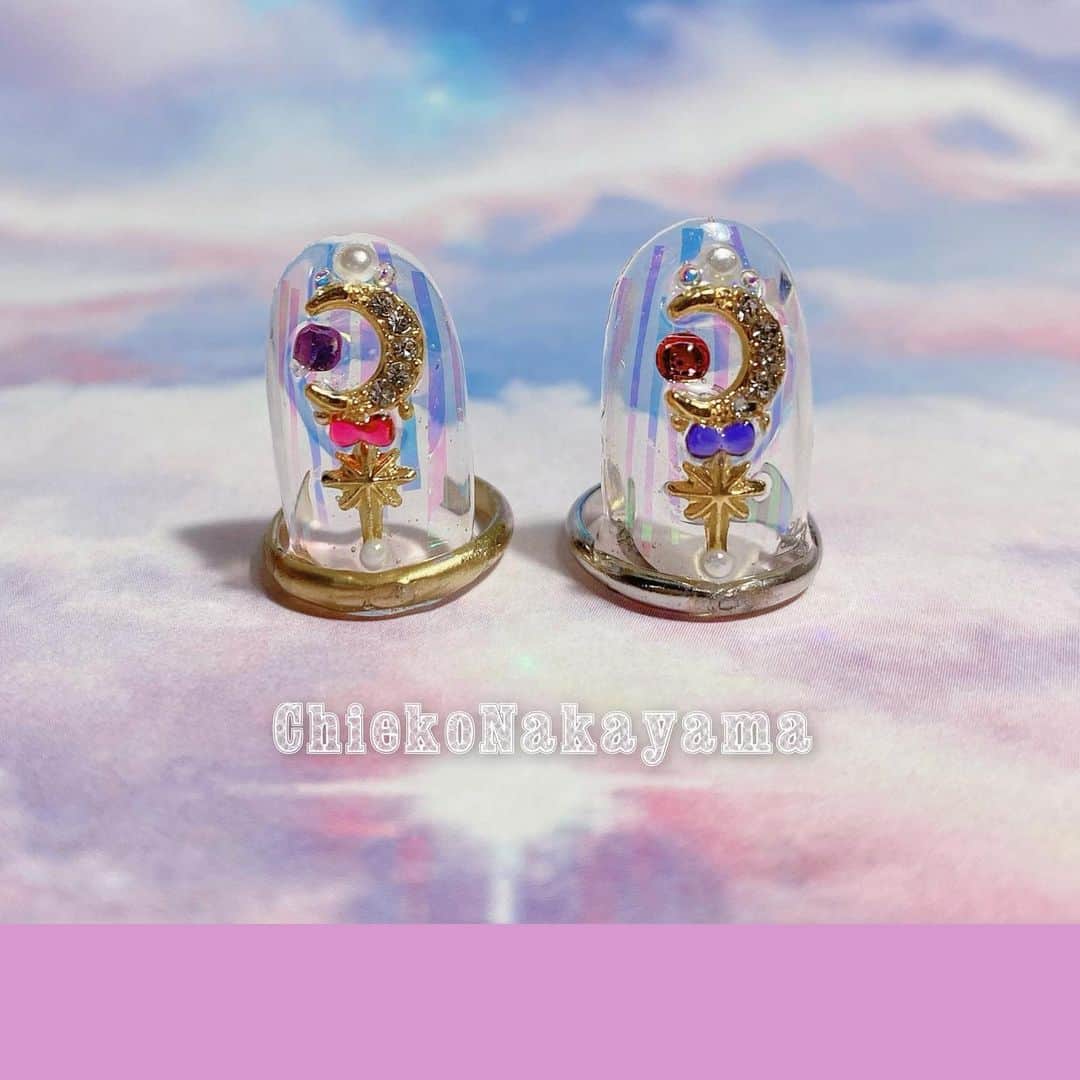なかやまちえこのインスタグラム：「@stampnailring なかやまちえこ #ハンドメイド ネイルリング 💍⠀⠀ リクエスト頂いていた魔法少女ステッキ（ムーン）🌙の発売です✨✨⠀ 数に限りがありますのと、1点1点手作りの為同じお色の組み合わせのデザインはありません☺️💕 ⠀ ご購入は @stampnailring  のプロフィールから販売サイトに飛んでいただくか、ストーリーから飛べます☺️☺️☺️⠀ ⠀ #リングネイル は指先に #リング をはめていただくのみの取り外し簡単に爪先のオシャレを楽しめる商品です✨⠀ #スタンピングネイルリング のアカウントのストーリーハイライトのところからショッピングサイトに飛べます！⠀ 全て一点のみのお造りとなりますので、よろしくお願い致します😌🙏🙏✨⠀ #nail #nails #nailart #ネイル #美甲 #ネイルアート  #japanesenailart #manucure #japanesenails #manicurist #gelnails #أظافر #네일아트 #vẽmóng #ngườiđẹp  #เพ้นท์เล็บ #искусствоногтя #artedeuñas #เพ้นท์เล็บเจล #ジェルネイルデザイン #ネイルデザイン #senikuku #nagelkunst #ゆめかわネイル #オーロラネイル #ゆめかわいい ⠀ ・意匠登録済（デザイン特許）STAMPNAIL ・実用新案登録済（使い方特許）STAMPNAIL」