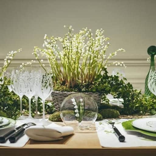 のインスタグラム：「フランスでは5月1日は愛する人に幸運の花であるスズランの花を贈るという風習があります。  フランスを代表するブランド「ディオール（DIOR）」がホームコレクション「ディオール メゾン」からスズランの花をモチーフにした新作コレクション「リリー オブ ザ バレー」を発表しました...続きはプロフィールリンク内の「Apalog」メゾンニュースから。  #dior #homecollection #homedecoration #valleylily #ディオール #ホームコレクション @dior @apparelweb」