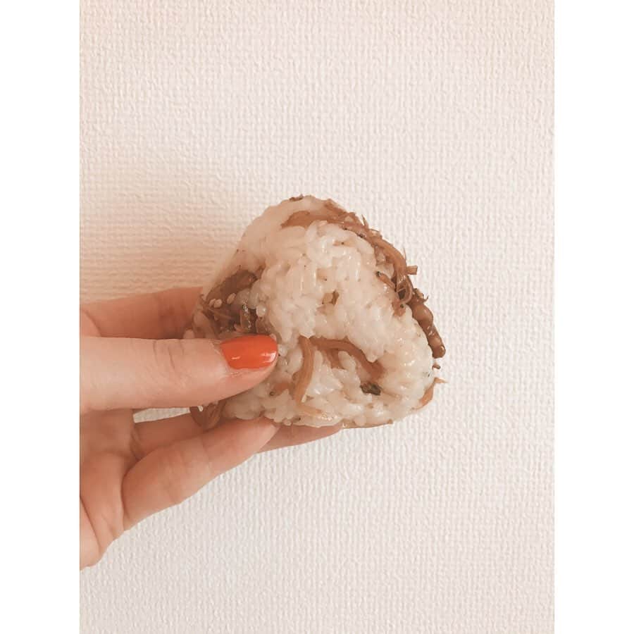 藤井武美さんのインスタグラム写真 - (藤井武美Instagram)「5月になりましたね。 えっと！ @yurinakamurawoori さんから #祈るおむすびバトン が届きました！ おにぎり久々に作った 良い機会でした。  お母さん伝授の、 高菜としらすおにぎり。 大葉添えちゃったりして。 と しらすとくるみのおにぎり。 です  えっと、お料理がお得意なお二人に繋げたいと思います @kokiosamura  @honami_kurashita  たのしみ🍙🍙🍙」5月1日 12時43分 - takemi_fujii