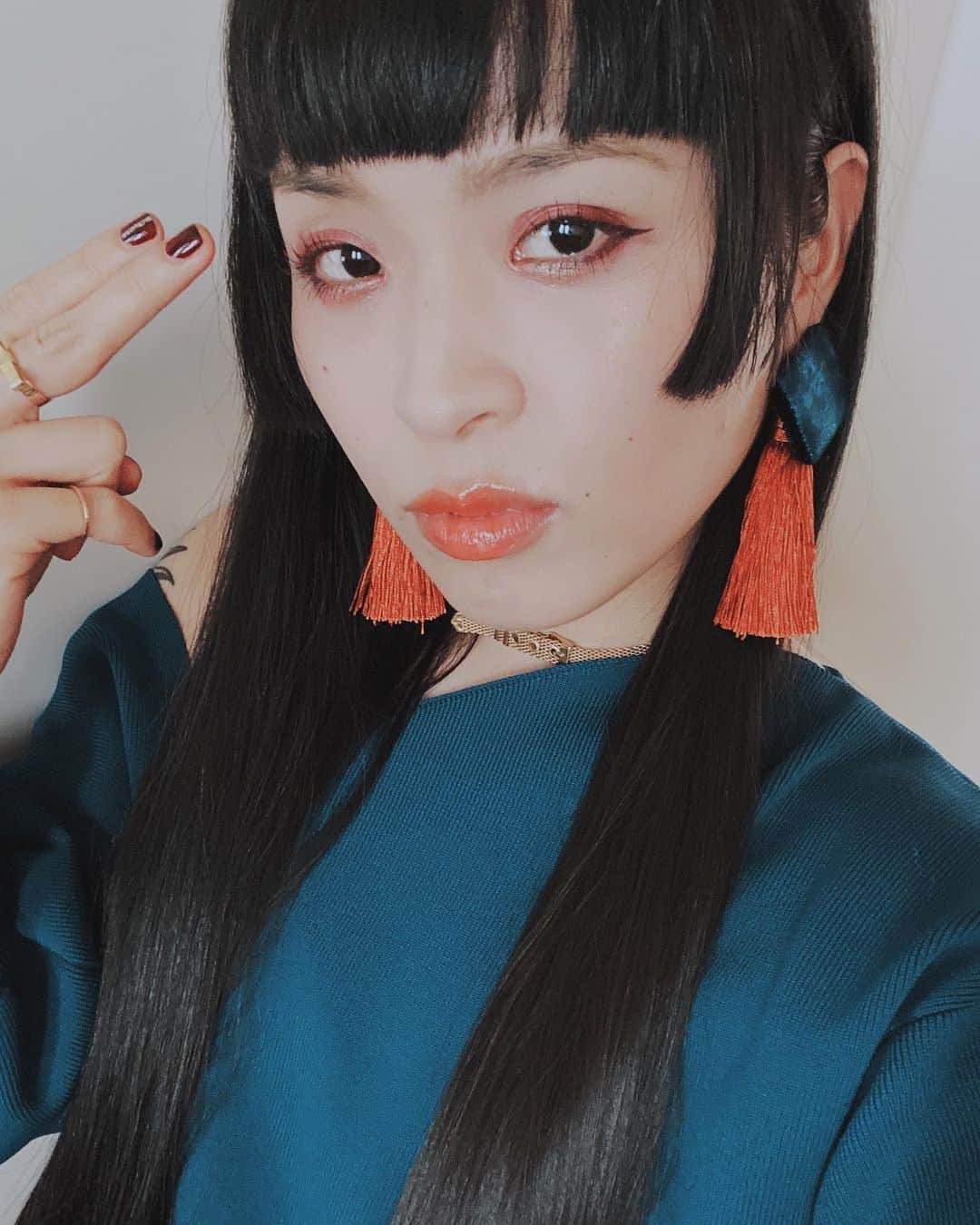 のインスタグラム：「たしかに前髪伸びましたね 今日も生きてます いつもインスタライブ突然始めてスミマセンな、なんてことない時間を一緒に過ごしてくれてありがたやです。 なんだっけ恋愛相談今度しようね。  なんだか何か発信しないとなんとも変わり映えしない毎日過ぎて まぁ他のことを教えてもすりゃいいっちゃあいいんですけど、でもなんだかボーとしてしまう。 なんか今までに感じたことのない気分ですね毎日毎日 不安という言葉で片付けていいものでしょうか。真面目に文章にするとドンヨリに流れるタイプでもあるのであまり書きたくないような、でも今後こんな気分にもならなそうなのでどこかに書き留めておきたい気もする。 そんでなにも考えずに映画でも本でも観たり読んだりしよう、ゲーム最高。  オススメな本とか映画あったら教えて。  キリッ」