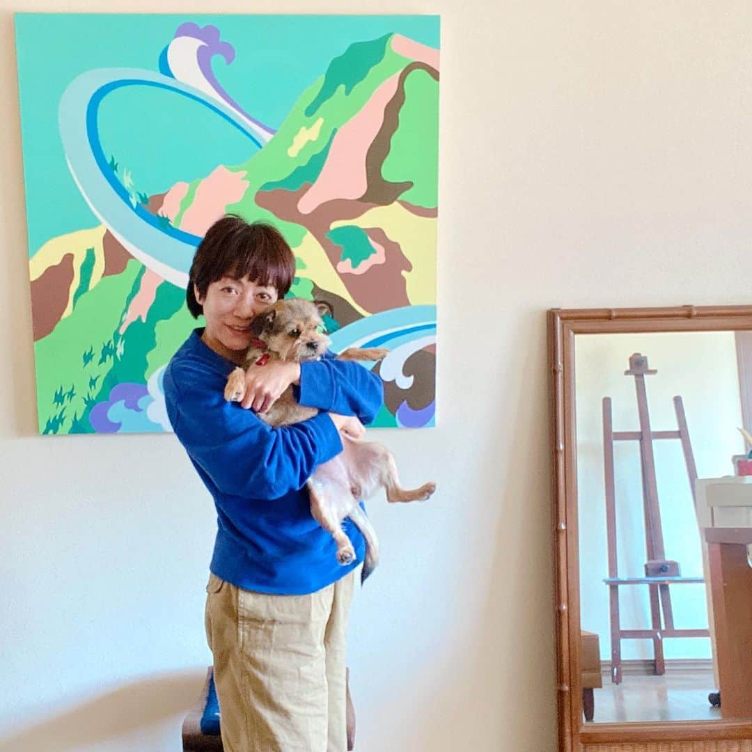 松尾たいこさんのインスタグラム写真 - (松尾たいこInstagram)「神風で敵を吹き飛ばしたシナツヒコをテーマにした絵をアトリエに飾りました。 今日はうずめちゃんのお誕生日。2歳になりました。 プレゼントは何もないけど気分転換に壁に絵を。  風　シナツヒコ　「守護」「喜び」  制作:2019年 サイズ:1m×1m 画材:アクリルガッシュ,キャンバス  The theme of this picture is wind. It is based on the image of Shinatuniko in the Kojiki,the oldest history book in Japan 🇯🇵 神風を吹かせて敵を吹き飛ばし、日本を守護するシナツヒコは、「ゆる神様の神社ナビ　ころころ古事記」の出版元「かざひの文庫」のイメージキャラクターでもあり伊勢神宮の風日祈宮に祀られています。 私の中の「風」（シナツヒコ）のイメージは、大胆だけどおおらか、新しい風を生み出し、それを山の木々も喜び、葉は踊っているという感じ。 「新しいものを生み出す喜び」  新刊「ゆる神様の神社ナビ　ころころ古事記」に合わせて描いた新作の一点。 神社や古事記にまつわる仕事をするうち、森羅万象に神が宿るという古代日本の考え方に共感するようになりました。  また、この世界の物質は、火・風（空気）・水・土の四元素から構成され循環しているという概念があります。 その四元素（火・風・水・土）をテーマにした4作品の1点です。  ころころ古事記は定価1650円のところ、アマビエステッカー付きで1100円。  https://kazahino.thebase.in/items/28339816  #japaneseartist #liveintokyo #myartwork #acrylicpainting #art #artoftheday #happyart #loveart #lovejapan #artposts #acrylic #artlovers #colorfulworld #artstagram #paintlover #lovetheworld #古事記 #lovedogs #shelterdog #rescuedog #mongreldog #terrier #いぬすたぐらむ #保護犬 #保護犬を家族に #テリアミックス #雑種」5月1日 12時47分 - taikomatsuo