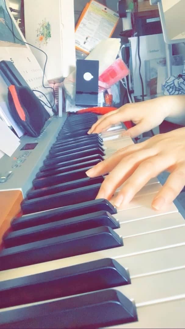 のインスタグラム：「弾き語ってみた。何回かリク貰ってたんで😊背景片付いて無い、ごめーん😀Been getting requests for this song lately so here’s a snippet💕🎤 #diva #singer #cover #japan #tokyo #弾き語り#thegreatestshowman #thisisme」