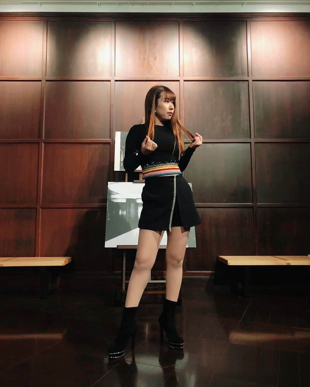 のインスタグラム：「美容院にも行きたいなぁ✂︎ 前髪をずっと切っていないので、最近は横に流している🐣 今日もいい１日になりますように🌈  #ポートレート #ポートレートモデル #東京 #camera #photography #撮影会 #fashion #写真好きな人と繋がりたい #portrait #被写体になります #tokyo #photo #カメラ #model #レンズ越しの私の世界 #japan #good_portraits_world #coordinate #outfit #被写体 #撮影 #サロモ #撮影モデル #zara #aliceandolivia #お家時間 #stayhome #straighthair #coordinate」