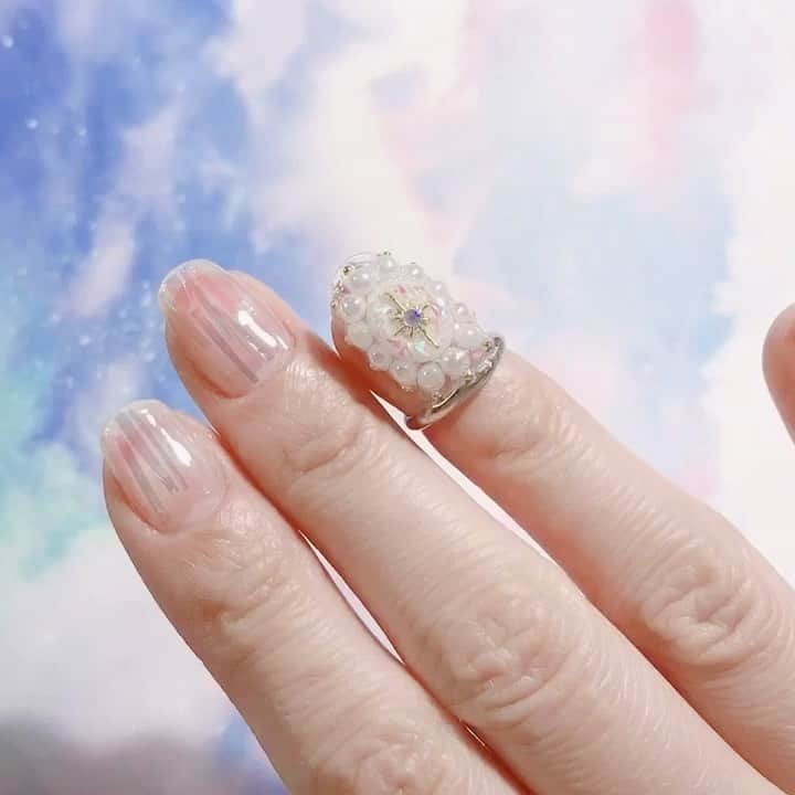 なかやまちえこのインスタグラム：「@stampnailring #リングネイル はいつでも付けられて、いつでも外せるネイルを楽しむ#アクセサリー となっておりす✨✨⠀ たまにネイルしたい！時や、なかなかネイルサロンに通えない💦方にもおすすめです☺️✨✨⠀ ⠀  #スタンピングネイルリング のアカウントのストーリーハイライトのところからショッピングサイトに飛べます！⠀ 全て一点のみのお造りとなりますので、よろしくお願い致します😌🙏🙏✨⠀ #nail #nails #nailart #ネイル #美甲 #ネイルアート  #japanesenailart #manucure #japanesenails #manicurist #gelnails #أظافر #네일아트 #vẽmóng #ngườiđẹp  #เพ้นท์เล็บ #искусствоногтя #artedeuñas #เพ้นท์เล็บเจล #ジェルネイルデザイン #ネイルデザイン #senikuku #nagelkunst #ゆめかわネイル #オーロラネイル #ゆめかわいい ⠀ ・意匠登録済（デザイン特許）STAMPNAIL ・実用新案登録済（使い方特許）STAMPNAIL」