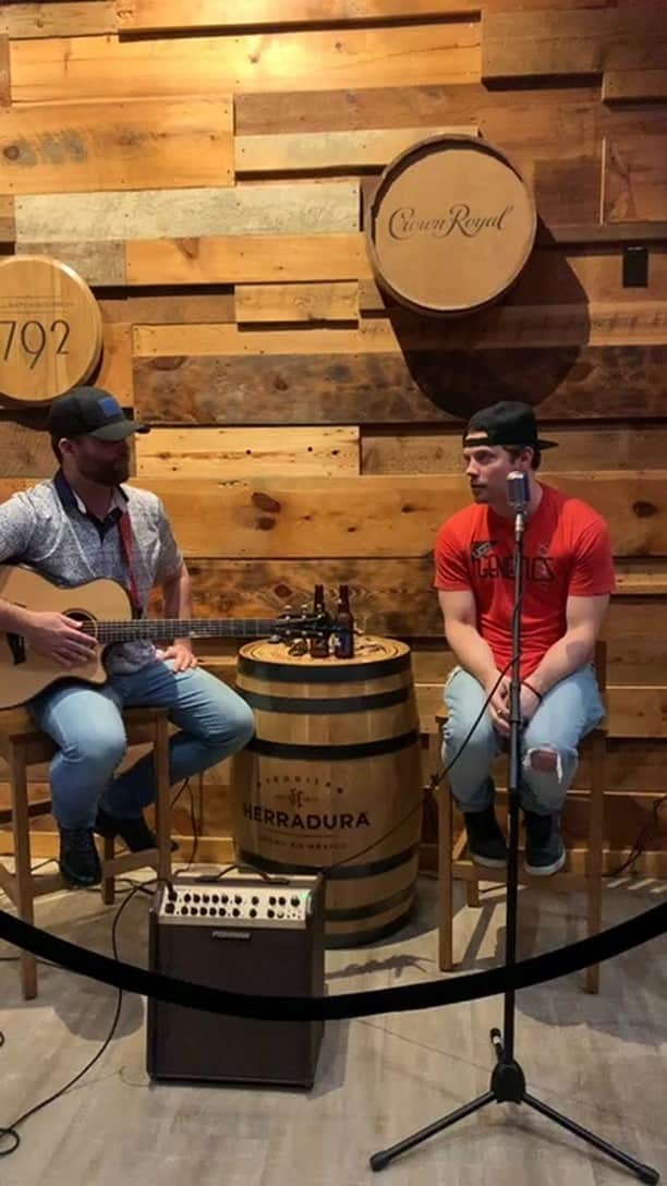 ジョッシュ・ヘンダーソンのインスタグラム：「Doin live beat box myself to this one and singin. Good times in Arkansas with my best friend and guitarist. First song SLOW and second song is one of my oldies CLOSE TO YOU. Y’all enjoy. God bless you all !!」