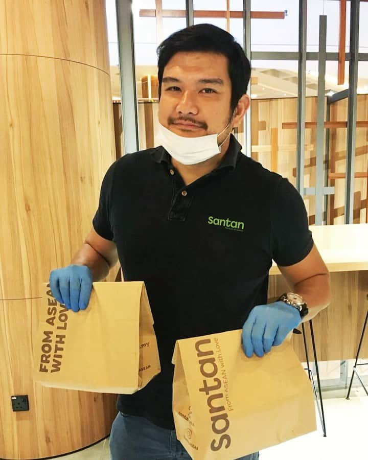 エアアジアのインスタグラム：「Restricted Movement Order in Malaysia has not stopped @santan.asean from delivering you a taste of comfort during this difficult period.  Shout-out to our Santan frontliners and AirAsia Allstars who have stepped up and working tirelessly today to feed Malaysians fasting this Ramadan.  Happy Labour Day! This one's for you because we’re #InThisTogether and #SantanGotYou! 🚗👨🏻‍🍳🧕🏻」