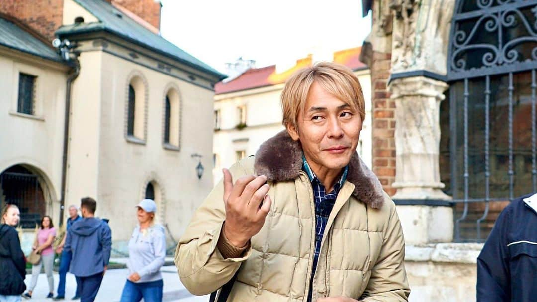 ヒロシさんのインスタグラム写真 - (ヒロシInstagram)「明日よる9時からの「迷宮グルメ 異郷の駅前食堂」。 ひとつ目の駅は、ポーランド・クラクフ中央駅。  クラクフは、わかりやすく日本で言えば、京都…という 戦禍を逃れた、中世の佇まいが残る古都。  なので街は見所だらけで目が回る…  写真は『ほら、こっちに来てご覧なさいよ』とお誘いするお方。  #迷宮グルメ異郷の駅前食堂」5月1日 13時08分 - hiroshidesu.official