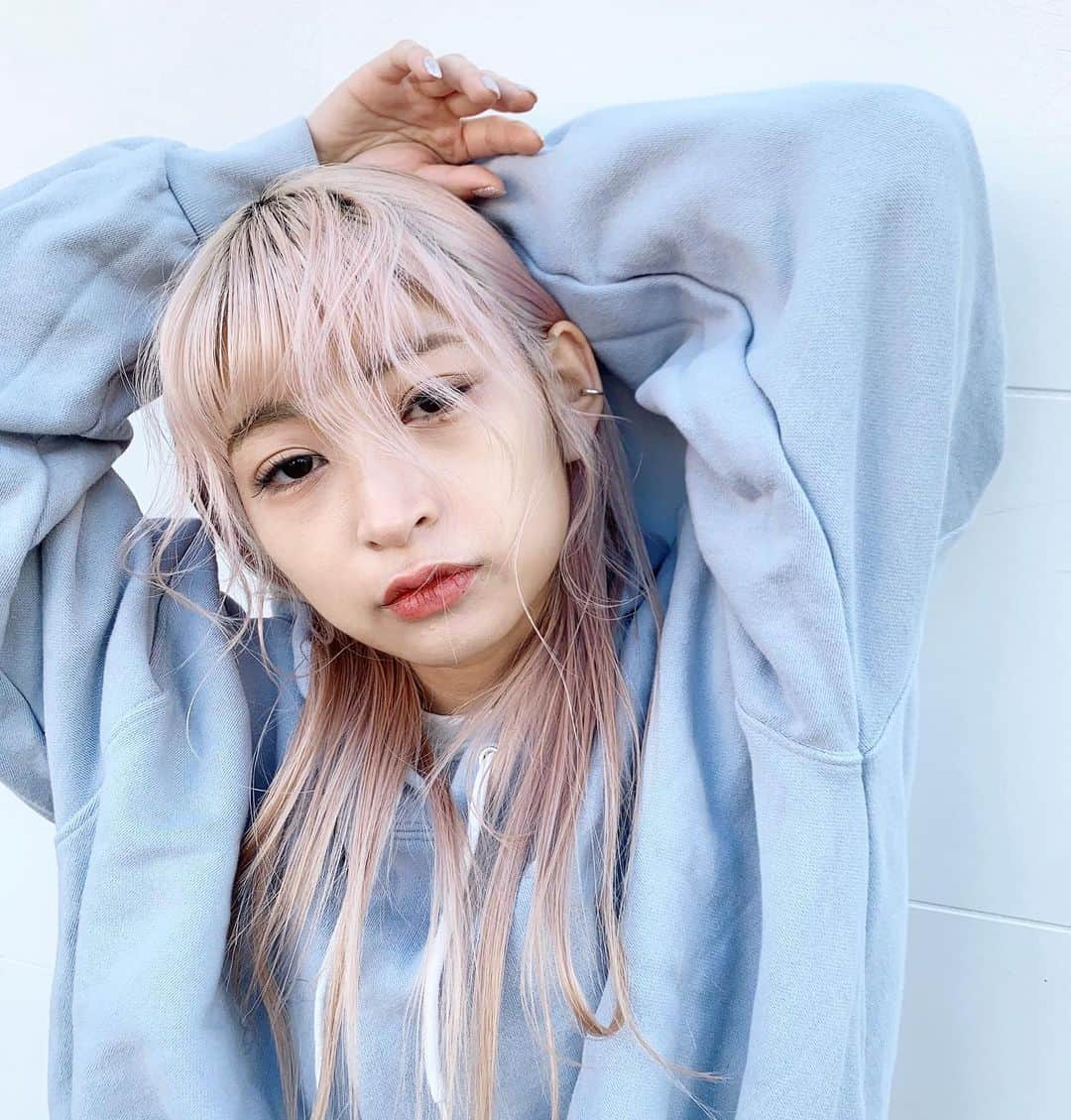 きぬがわひかるさんのインスタグラム写真 - (きぬがわひかるInstagram)「swipe⇨⇨⇨⇨ 🟣　　White pink  うっすらと淡い組み合わせで髪色や服を選んでもかわよいです😗💫」5月1日 18時35分 - hikaru.kinugawa