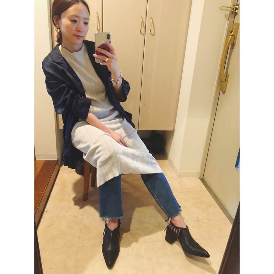 野尻美穂のインスタグラム：「今日は自宅コーデ。 ベランダだけで外は出なかったから、玄関だけでもヒールを堪能☺️ 家の中で撮ってたら「撮ってあげようか」って言ってくれたからお願いしたんだけど、ミラー越しに自分がめちゃくちゃ映り込んでて恥ずかしくて止むなくこちらに🤣 #stayhome  #staypositive  #untishold #levis  #wai_ships」