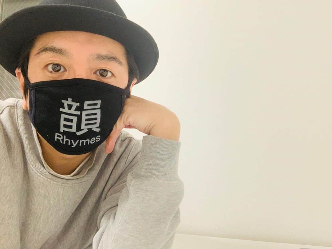 LITTLEのインスタグラム：「今夜20時‬愛韻TV配信です！GWは毎日UPします！本日は2本同時公開！！あと、こんなの作っちゃいました😂 ↓ LOVE RHYME AWARD 2019 大賞発表！ https://youtu.be/Zyzby1nSlIg  愛韻TV#12(前編)◆GUEST:高木"JET"晋一郎 https://youtu.be/Eg6zQk5QJ5Y  #愛韻 #zorn  #高木jet晋一郎  #韻マスク」