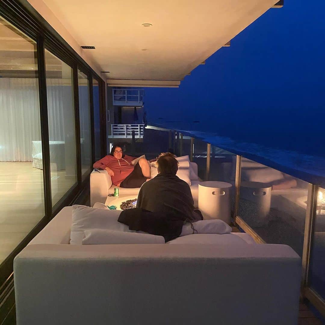 マシュー・ペリーさんのインスタグラム写真 - (マシュー・ペリーInstagram)「We have a fire pit, the ocean, and we have no idea what to do.」5月1日 13時11分 - mattyperry4