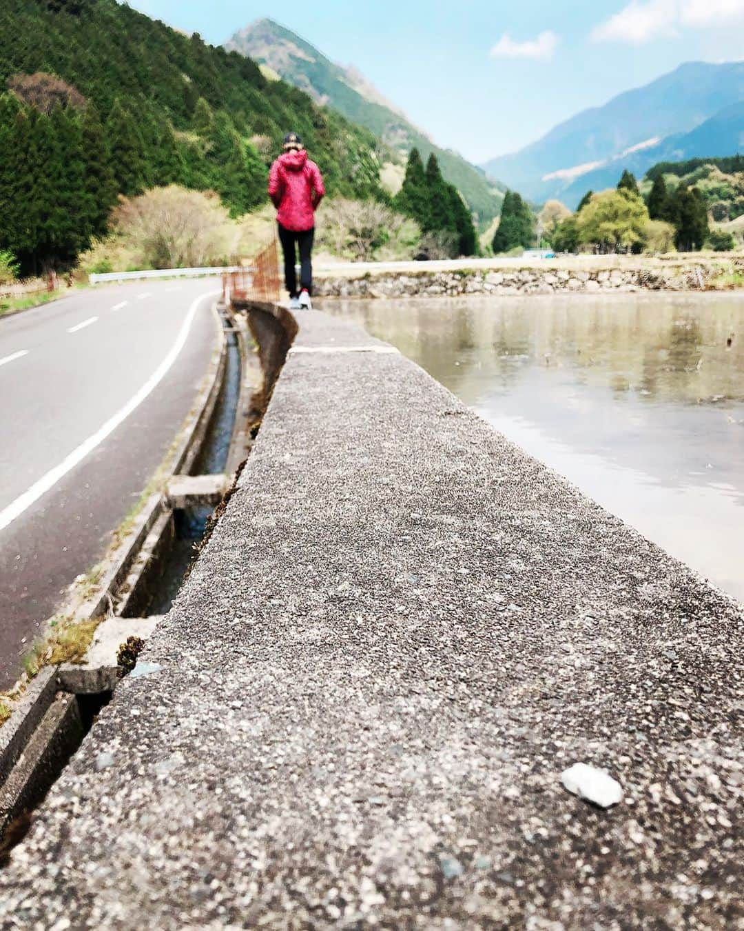 藤本麻子さんのインスタグラム写真 - (藤本麻子Instagram)「小石に見守られながら、 藤本行く先、山山山。 . #誰もいない#大自然#山#酸素たっぷり #自粛生活 あぁ〜何して遊ぶ？🤔w」5月1日 13時15分 - aako528