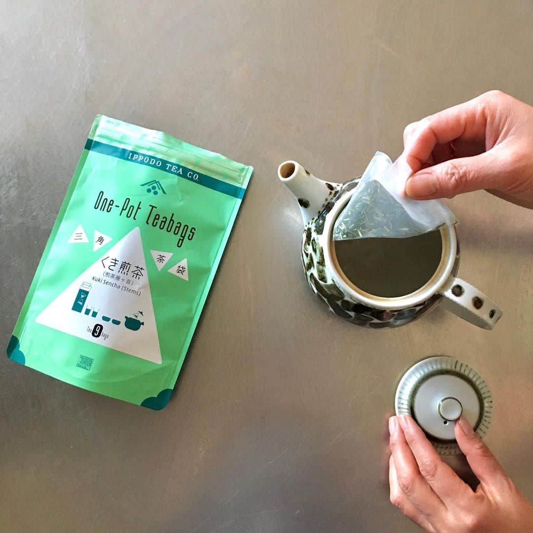 一保堂茶舗さんのインスタグラム写真 - (一保堂茶舗Instagram)「One pot, one teabag.  #ippodotea #ippodo #kyoto #teabag #japanesetea #kukisencha #一保堂茶舗 #一保堂 #京都 #ティーバッグ #くき煎茶 #三角茶袋」5月1日 13時20分 - ippodotea