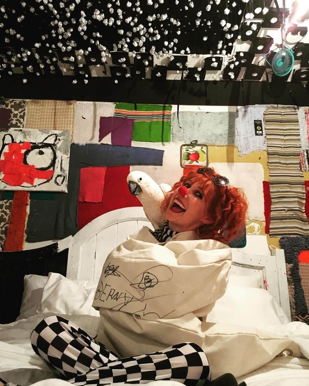 ボニー・モーガンさんのインスタグラム写真 - (ボニー・モーガンInstagram)「#tbt at my happy place @petitermitagehotel in room 406 celebrating @greg_haberny in all his marvelous madness... and Picci #adventuresofbendybonnie #petitermitage #room406 #greghaberny #artistinresidence #picci #madness #shenanigans #marvelousmadness #straightjacket #happyplace #bendybonnie」5月1日 13時24分 - bendybonnie