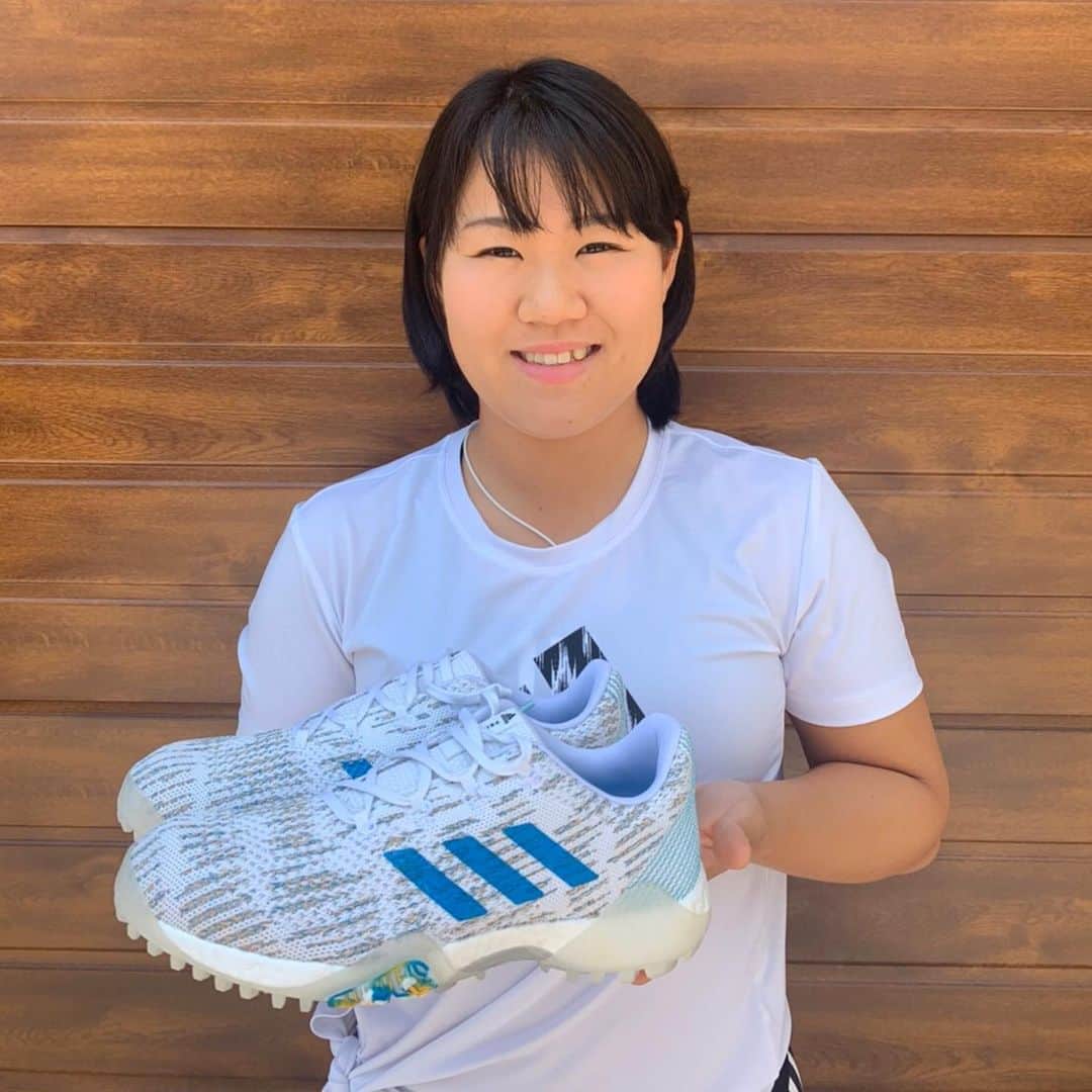 畑岡奈紗のインスタグラム：「アディダスゴルフの最新フットウェア「コードカオスプライムブルー」👟 海洋汚染の原因である、プラスチックゴミを アップサイクルした素材で作られています！  アッパー素材には一切、バージンポリエステルを使用していないそうです。  細かなカラーリングにも、環境への負 担が少ない素材染色が使用されています。 夏に向けてブルーで爽やかなカラーです💙 フルニットアッパーなので軽くて、通気性に加え撥水性のあるニット素材によって急な天候の変化にも対応できる高いパフォーマンス性が備わっています！  世界の海には5兆片以上のプラスチックゴミが浮遊し、毎分トラック1台分のゴミが 海に捨てられており、2050年までに、魚よりも海中のプラスチックゴミの方が多くなるとも言われています。  アディダスはこの悪循環を断ち切るため、2024年までに全てのプロダクトにおいてバージンポリエステルの使用 をやめ、リサイクルポリエステルに切り替えることを目標としています。 私も自然を相手に戦うアスリートの1人としてフィールドを守る為にも海洋汚染について考え直していかなければいけないと思いました。 私が今年からアディダスのシューズを履きたいと思った理由の一つが2012年からアディダスが環境に配慮した様々な取り組みをしてきたということもありました！ 私たち一人一人の行動で世界を変えていきましょう！🌍 @adidasgolf @adidastokyo #コードカオス #コードカオスプライムブルー #サステナゴルフ #アディダスゴルフ #ENDPLASTICWASTE #createdwithadidas」