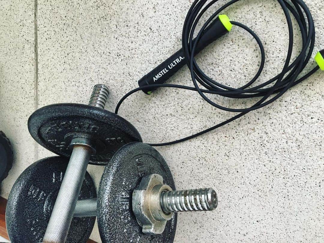 アレハンドラ・ジャネサのインスタグラム：「#homeworkout @amstelultra #challengerteam 🏡🏋️‍♀️」