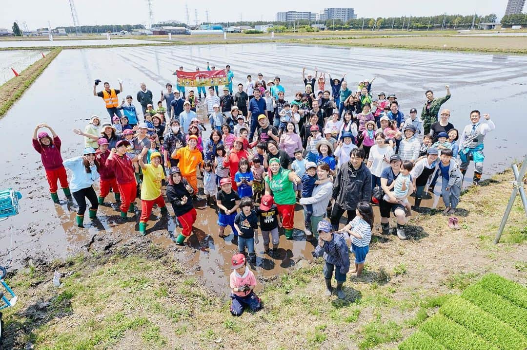 ティーナ・カリーナのインスタグラム：「【農姫米プロジェクト　仙台どろんこ祭　中止のお知らせ】  5月10日に開催予定でした、田植えイベントが中止になりました。 （写真は去年のものです。） みなさんと一緒に田植えをするのは今年は叶いませんでしたが、 仙女さんと一緒にお米づくりは続けますので、美味しい農姫米楽しみにしていてください🌾  詳細は五十嵐商会ホームページをご覧ください。 igarashi-shoukai.com  #農姫米 #五十嵐商会」