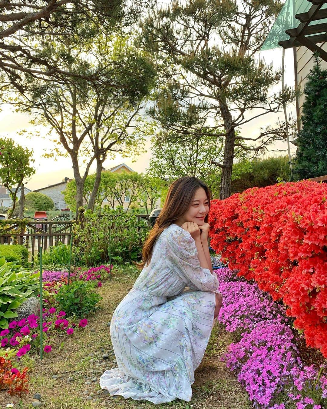 キム・ミニョンさんのインスタグラム写真 - (キム・ミニョンInstagram)「본집에서 행복한순간🌸❤️ 날씨도 너무 좋구 풀이랑 꽃보면 기분 너무 좋아진다구요!!!!ㅎㅎㅎㅎㅎ❤️ 원피스정보는 #온앤온 입니당」5月1日 13時41分 - minyoung_aori