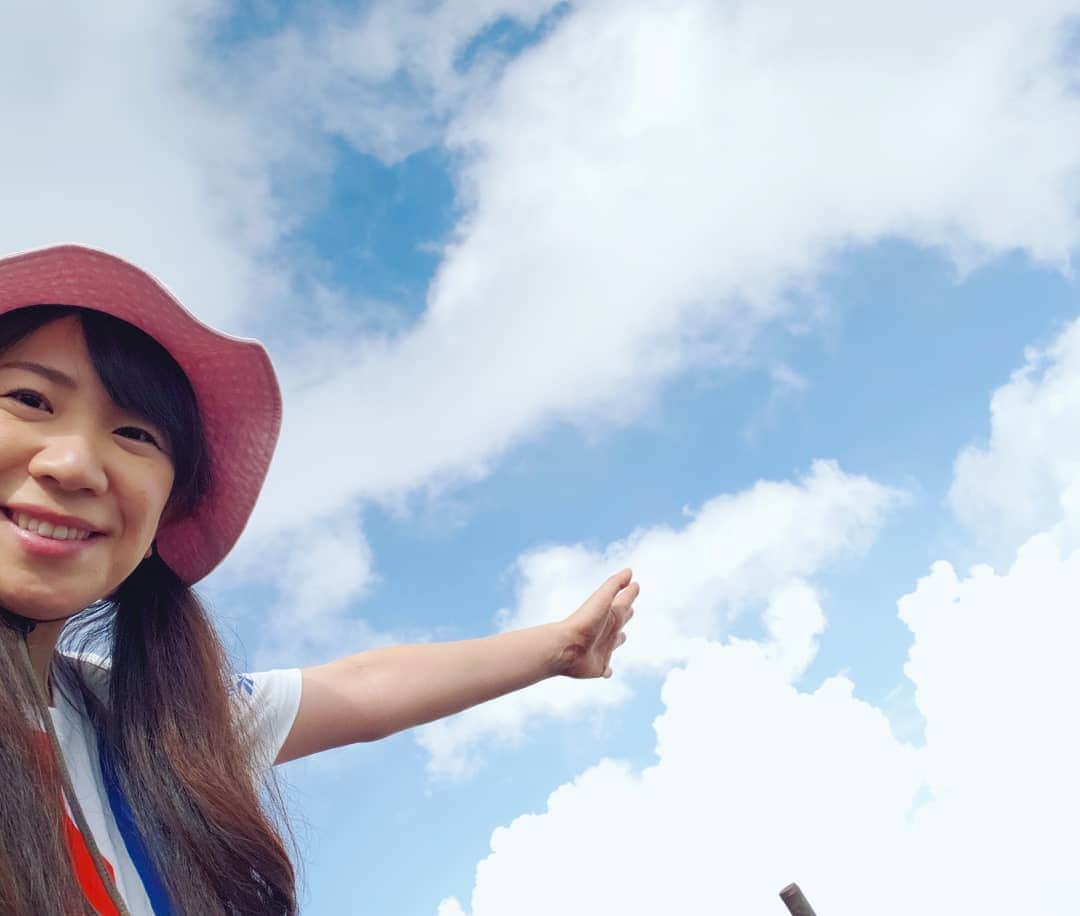 服部ひで子のインスタグラム：「５月突入～！ 今日も快晴ですね～☀️✨ 写真は、 富士山から見上げた空です！  日本で一番 空に近い場所(*^-^*)♡ また登れる日まで、 楽しみにしながら、体力つけておきます🙌‼」
